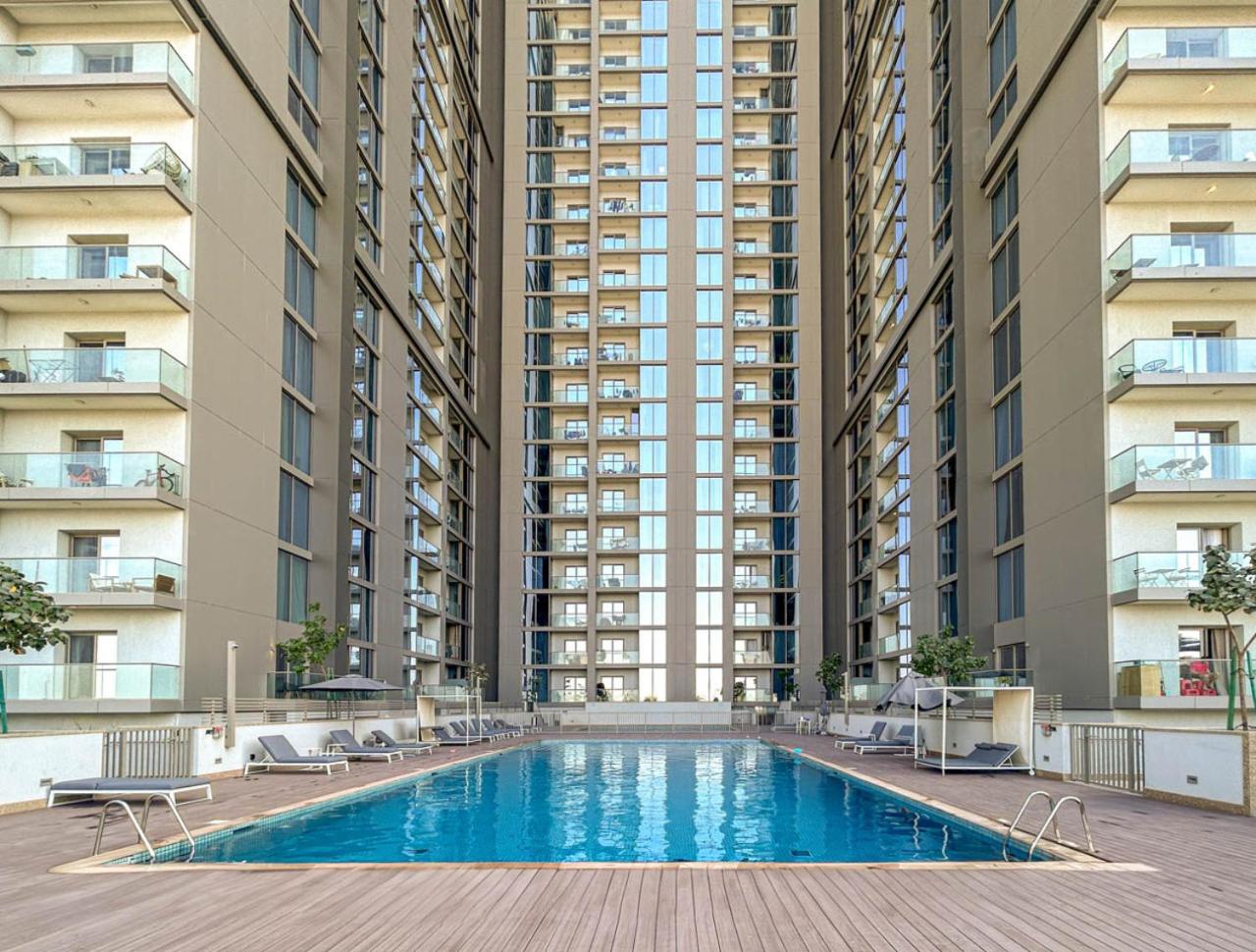 Stylish 1BR with Pool, BBQ Area, Gym in MBR City