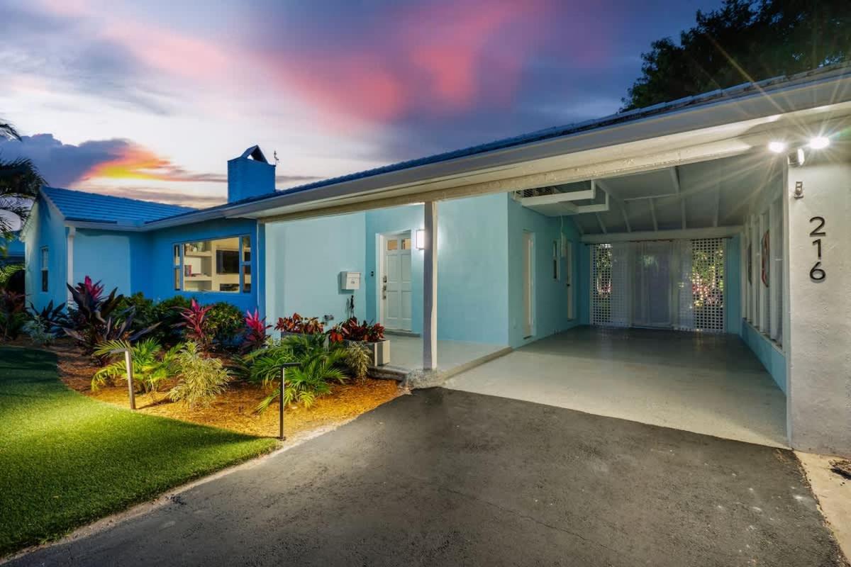 Pool and Spacious Backyard - Delray Beach Home