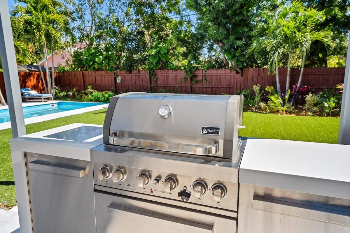 Pool and Spacious Backyard - Delray Beach Home