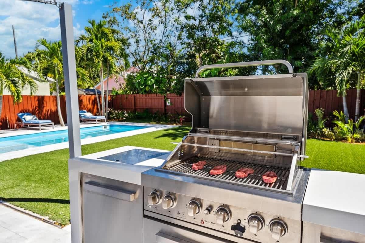 Pool and Spacious Backyard - Delray Beach Home
