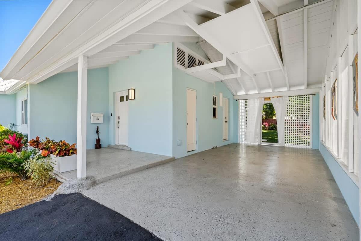 Pool and Spacious Backyard - Delray Beach Home