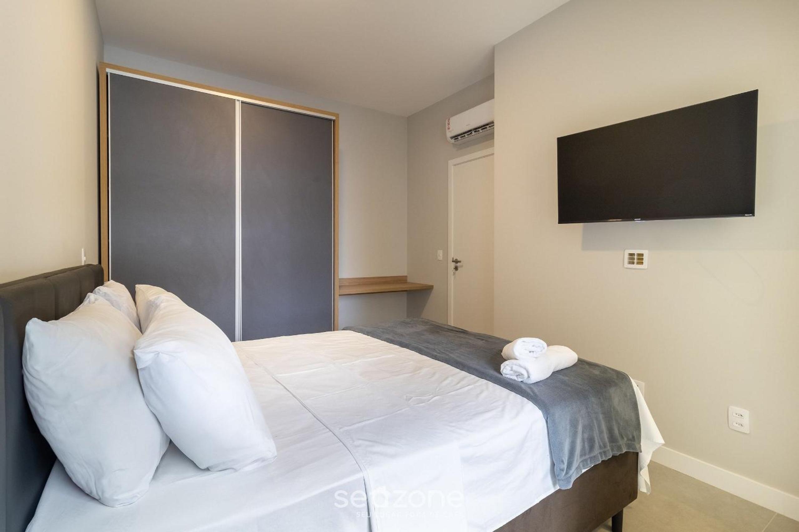 Building with swimming pool 800m from Beach - ACB