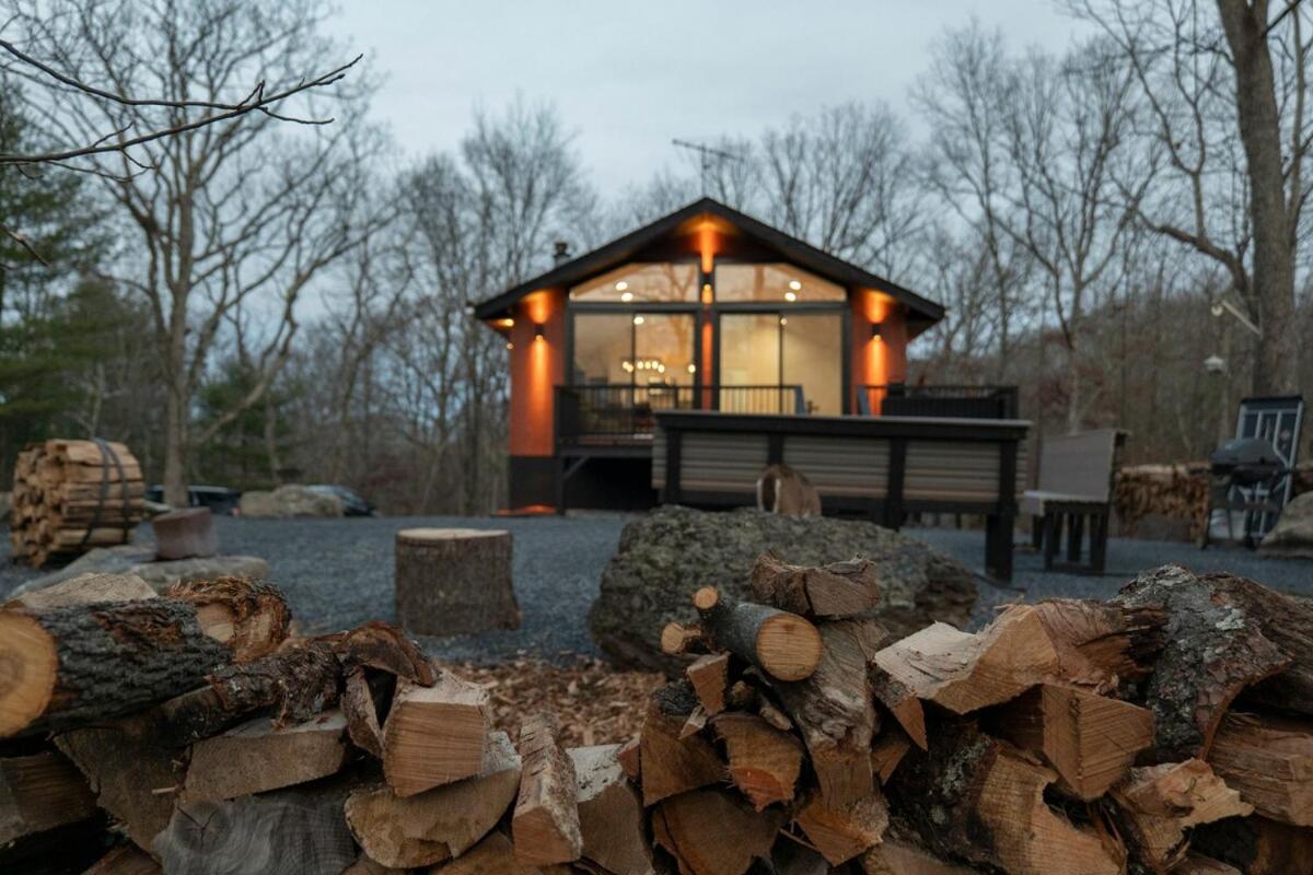 Modern Retreat Poconos 3BR Fire Pit Skiing