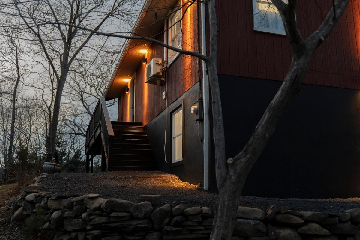Modern Retreat Poconos 3BR Fire Pit Skiing