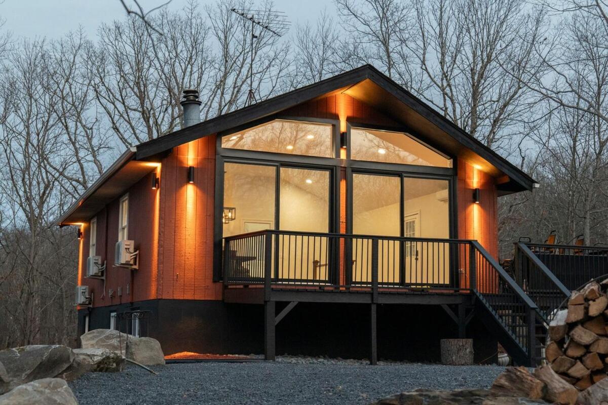 Modern Retreat Poconos 3BR Fire Pit Skiing