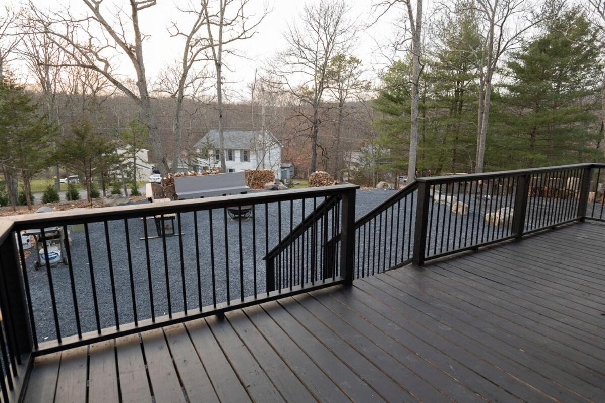 Modern Retreat Poconos 3BR Fire Pit Skiing