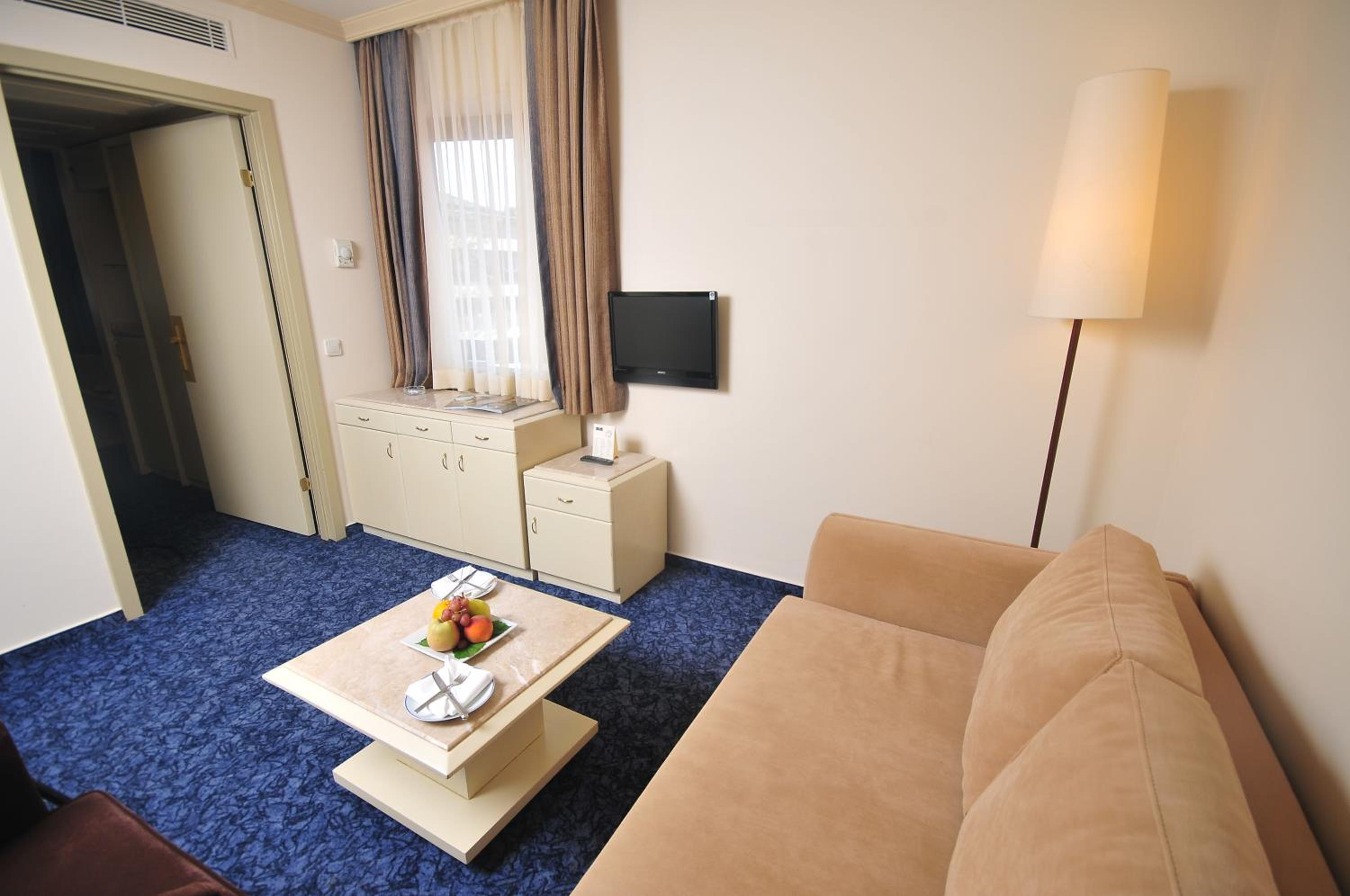 Class Hotel - Image 38