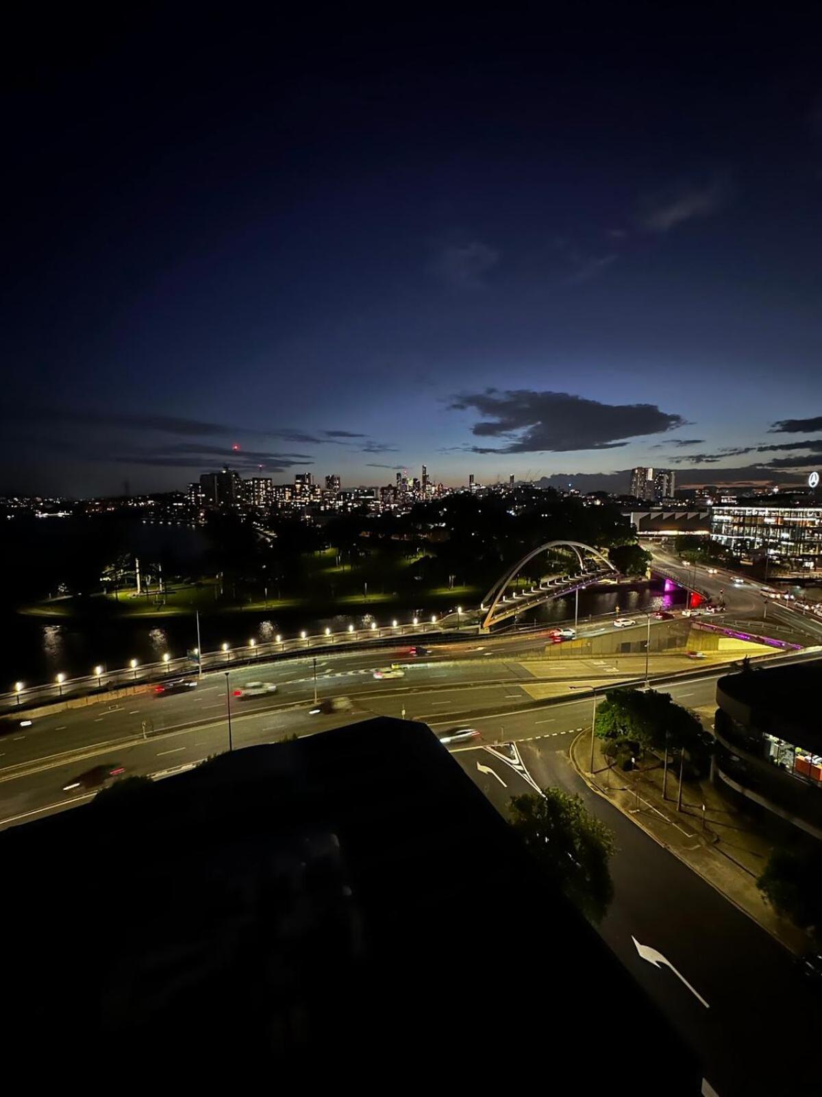 New City Condo with Brisbane River View & Parking