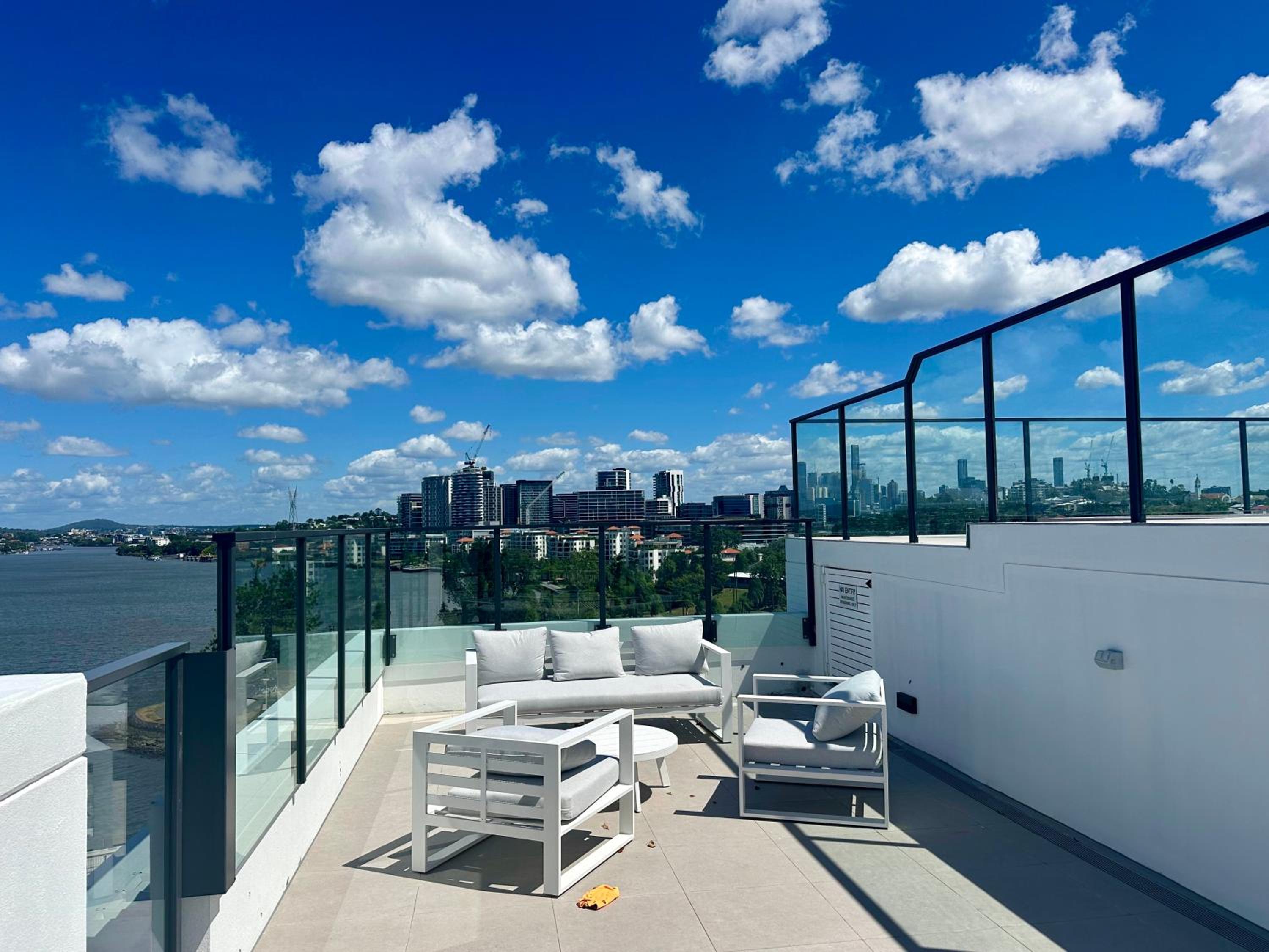 New City Condo with Brisbane River View & Parking