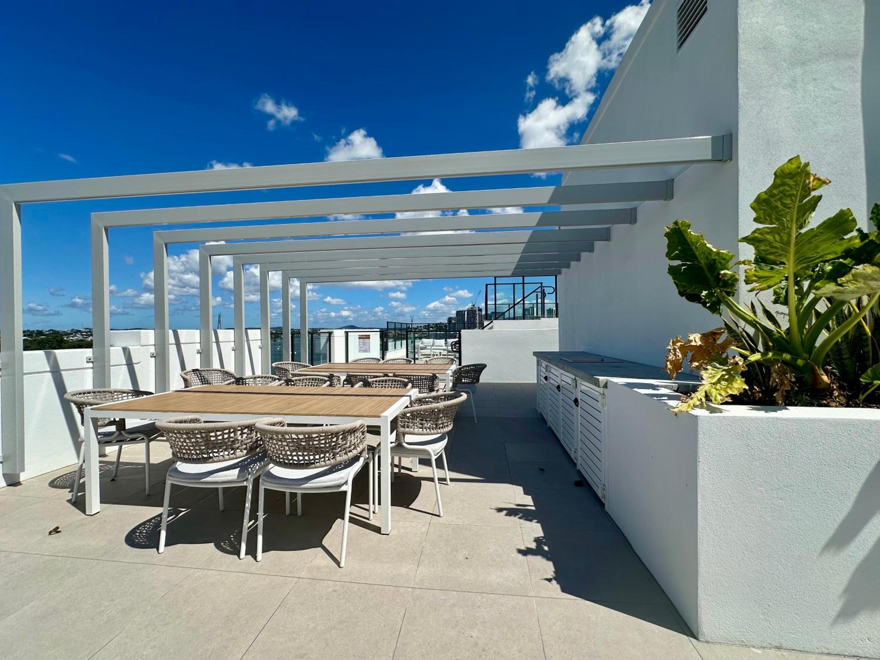 New City Condo with Brisbane River View & Parking
