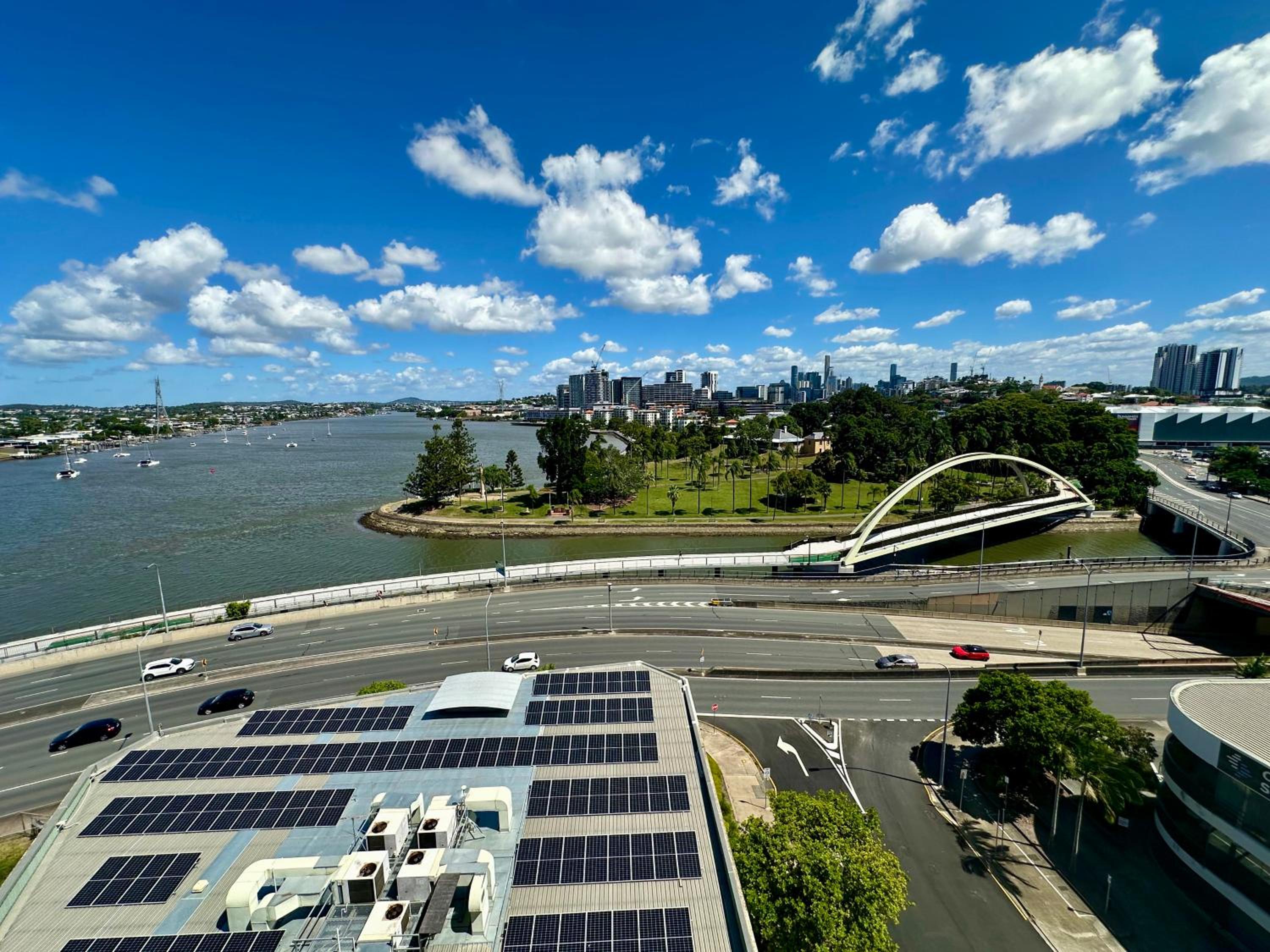 New City Condo with Brisbane River View & Parking