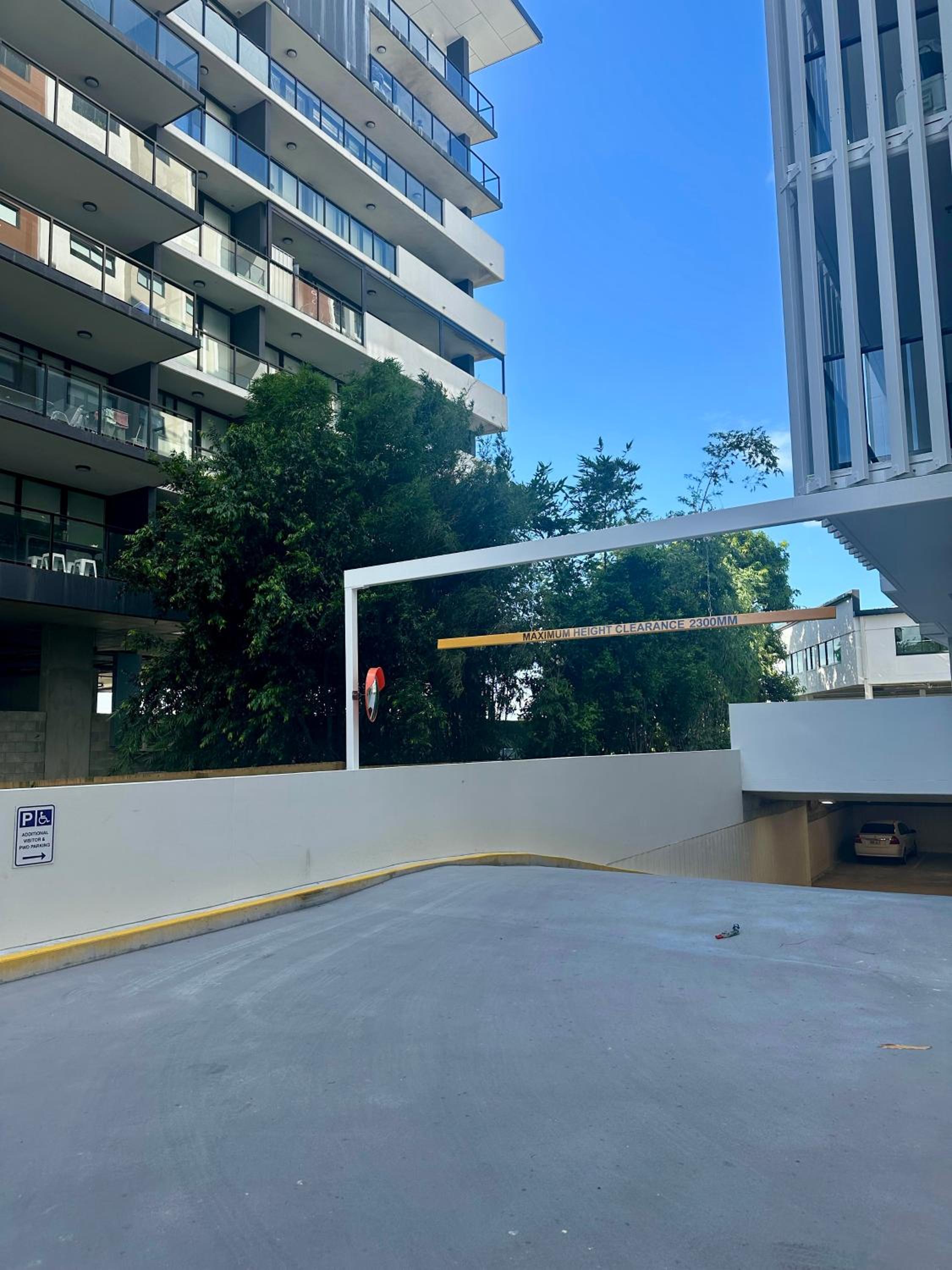 New City Condo with Brisbane River View & Parking