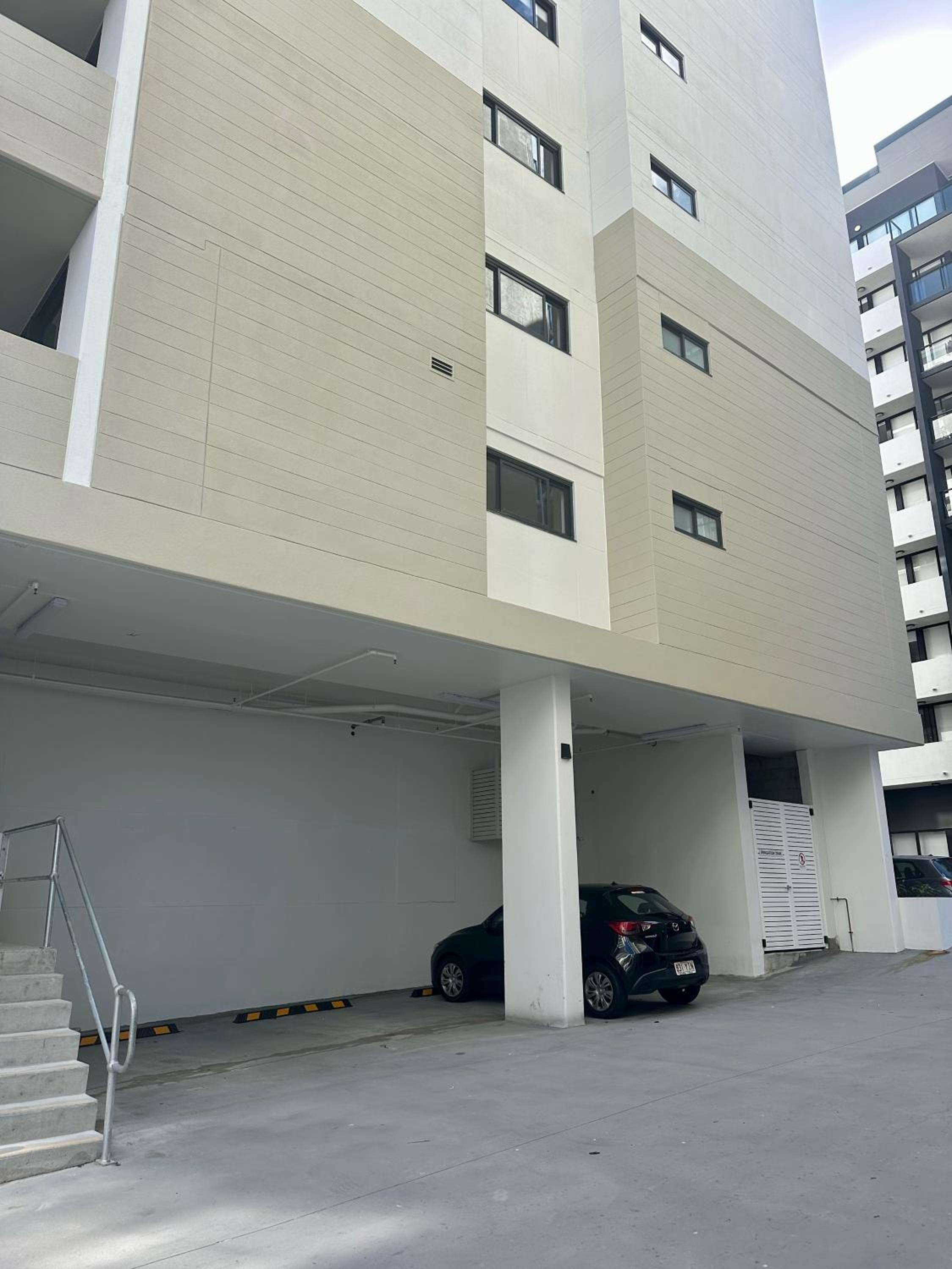 New City Condo with Brisbane River View & Parking