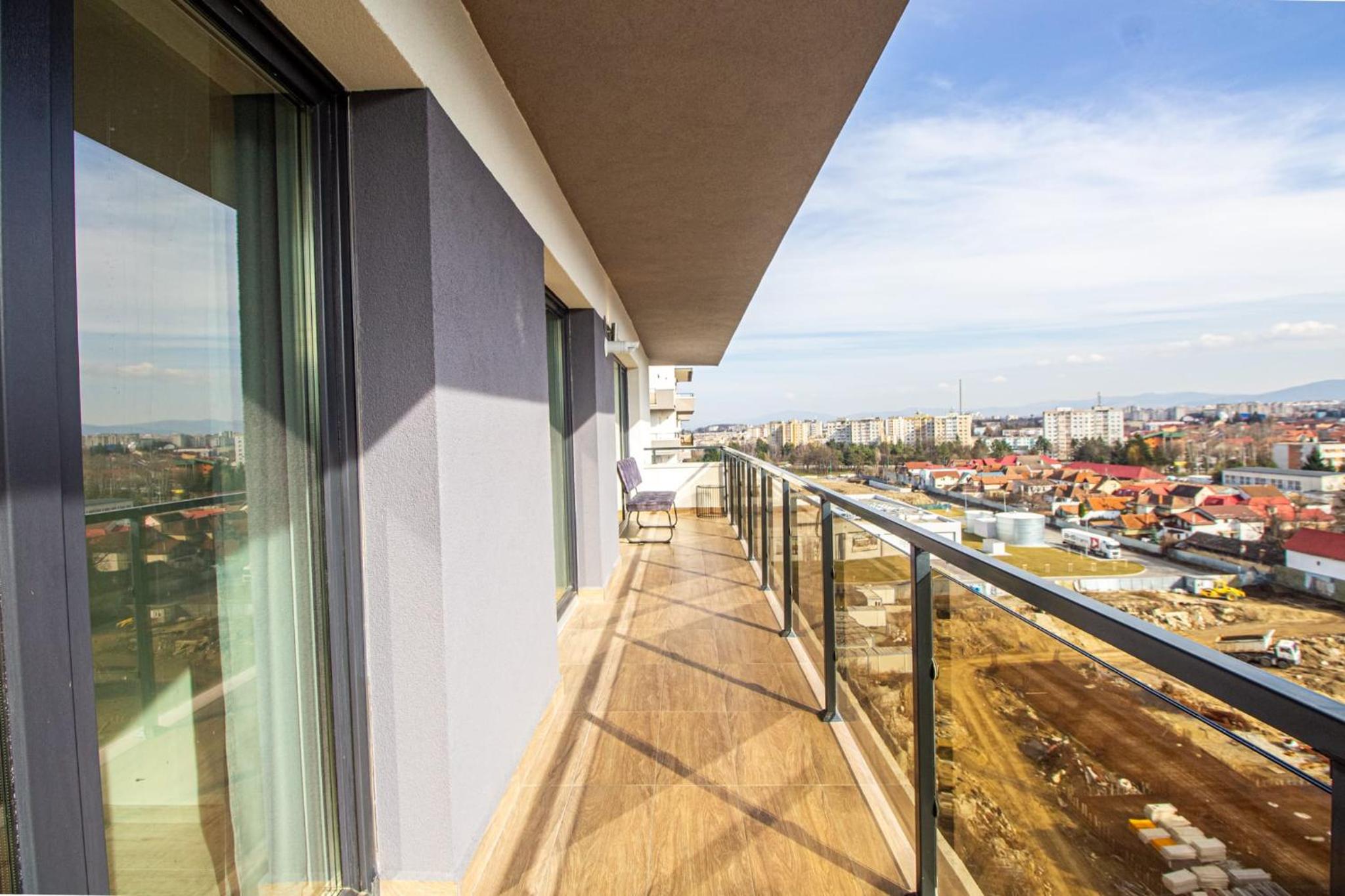 Spacious Holiday Apartment- Mountain View - Huge Balcony - Top Floor