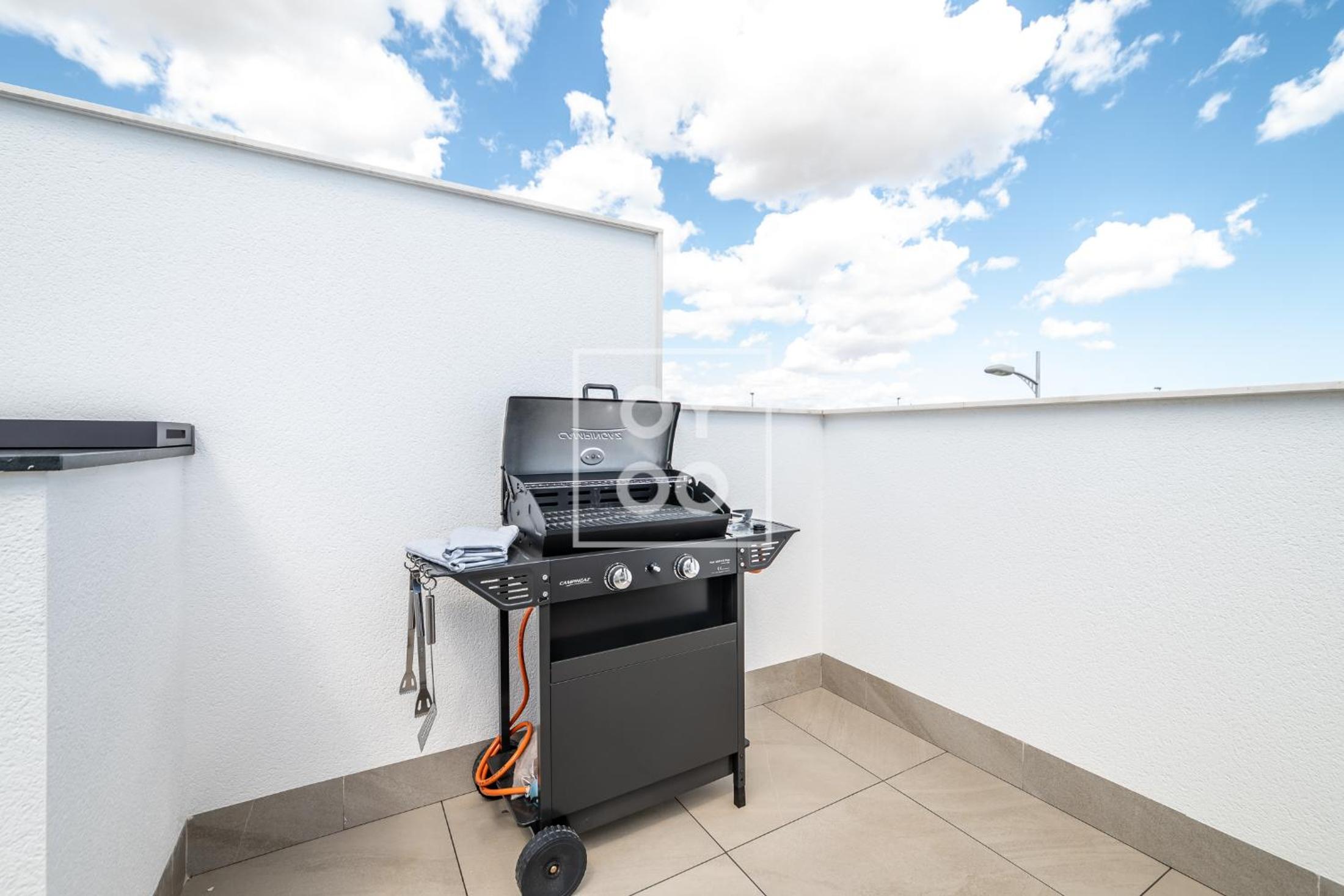 La Rambla Sky Penthouse - Rooftop BBQ pool near beach - by Oyoostays