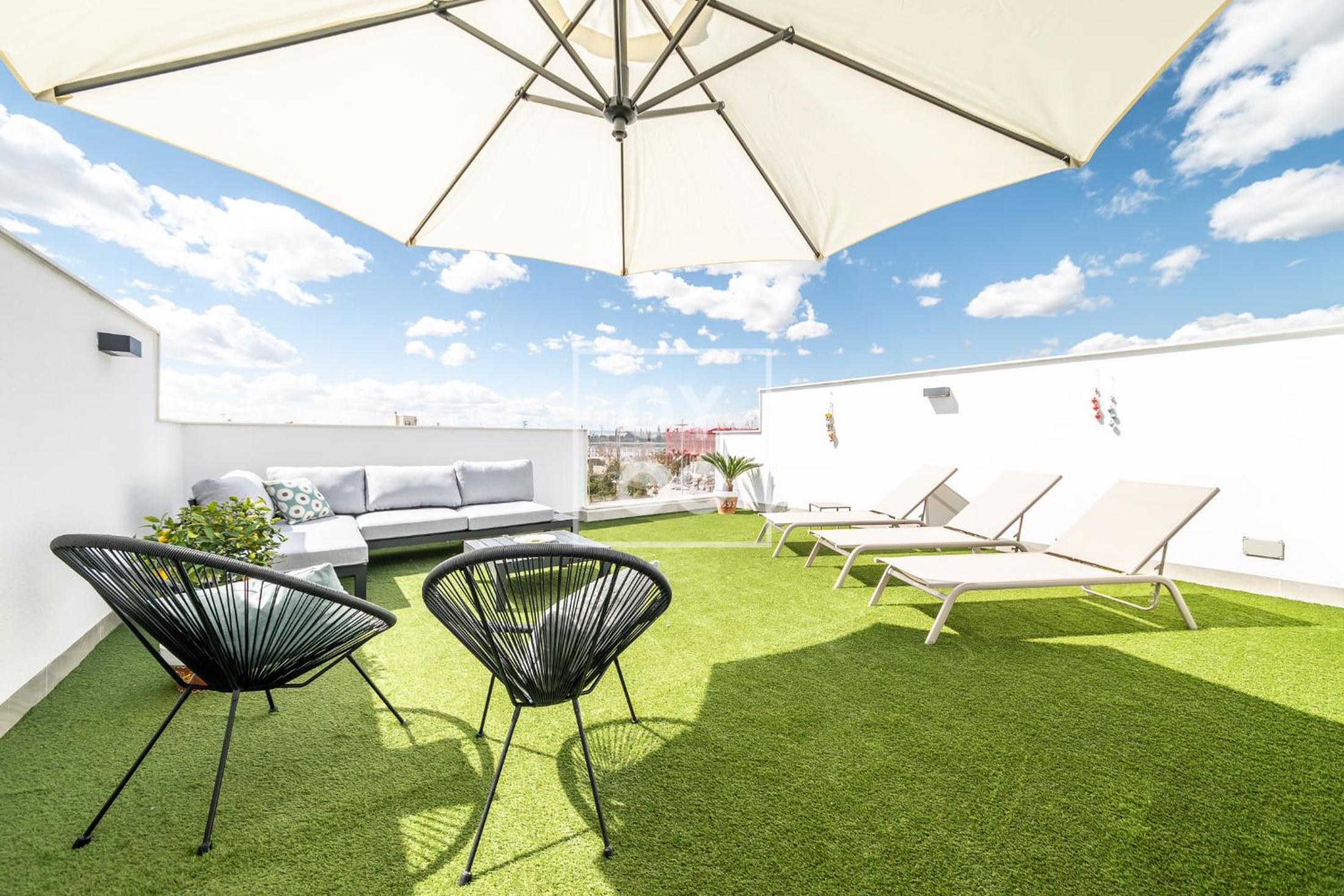 La Rambla Sky Penthouse - Rooftop BBQ pool near beach - by Oyoostays