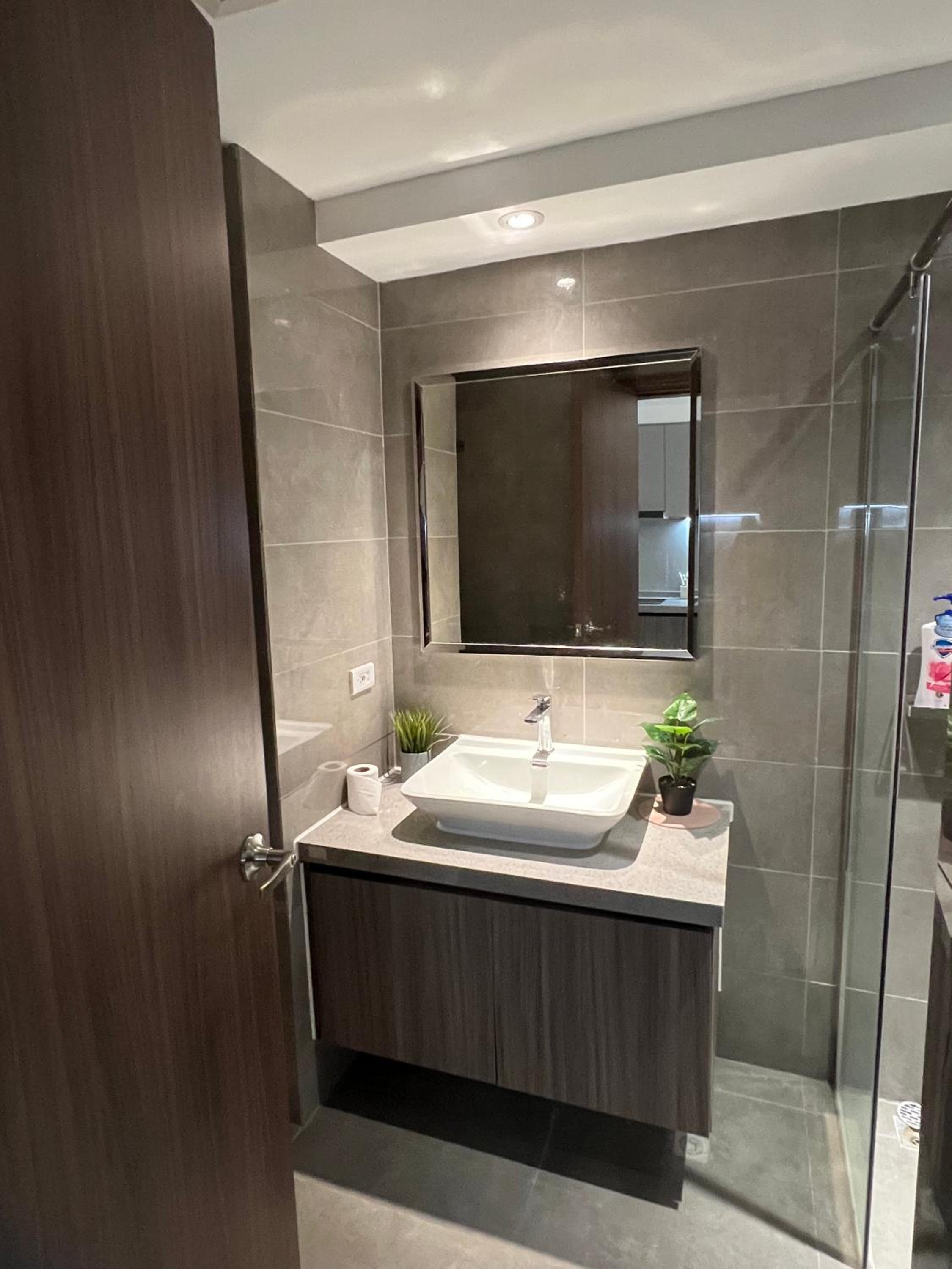 Spacious 2BR Apartment Hotel near City of Dreams, Airport, MOA, Okada, Ayala Malls, and Solaire Casino with free 5 pool access