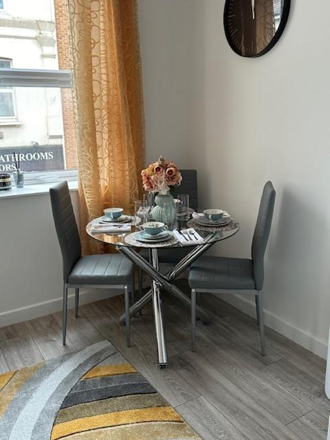 Luxurious 2 - Bedroom Apartment