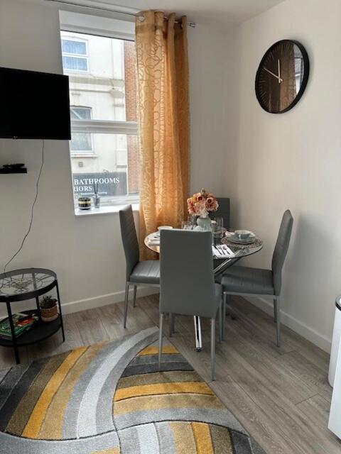 Luxurious 2 - Bedroom Apartment
