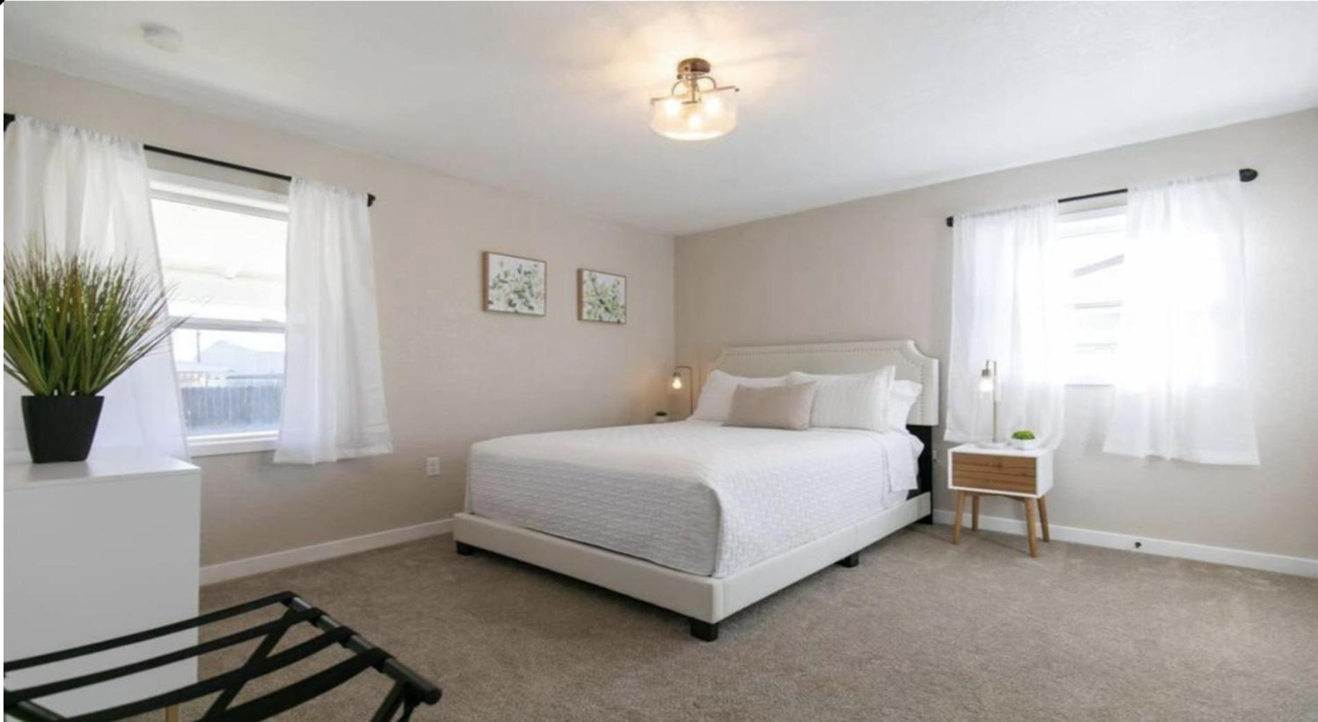 Cozy With 2 Bath 10 min to Downtown Denver And Fast Wifi