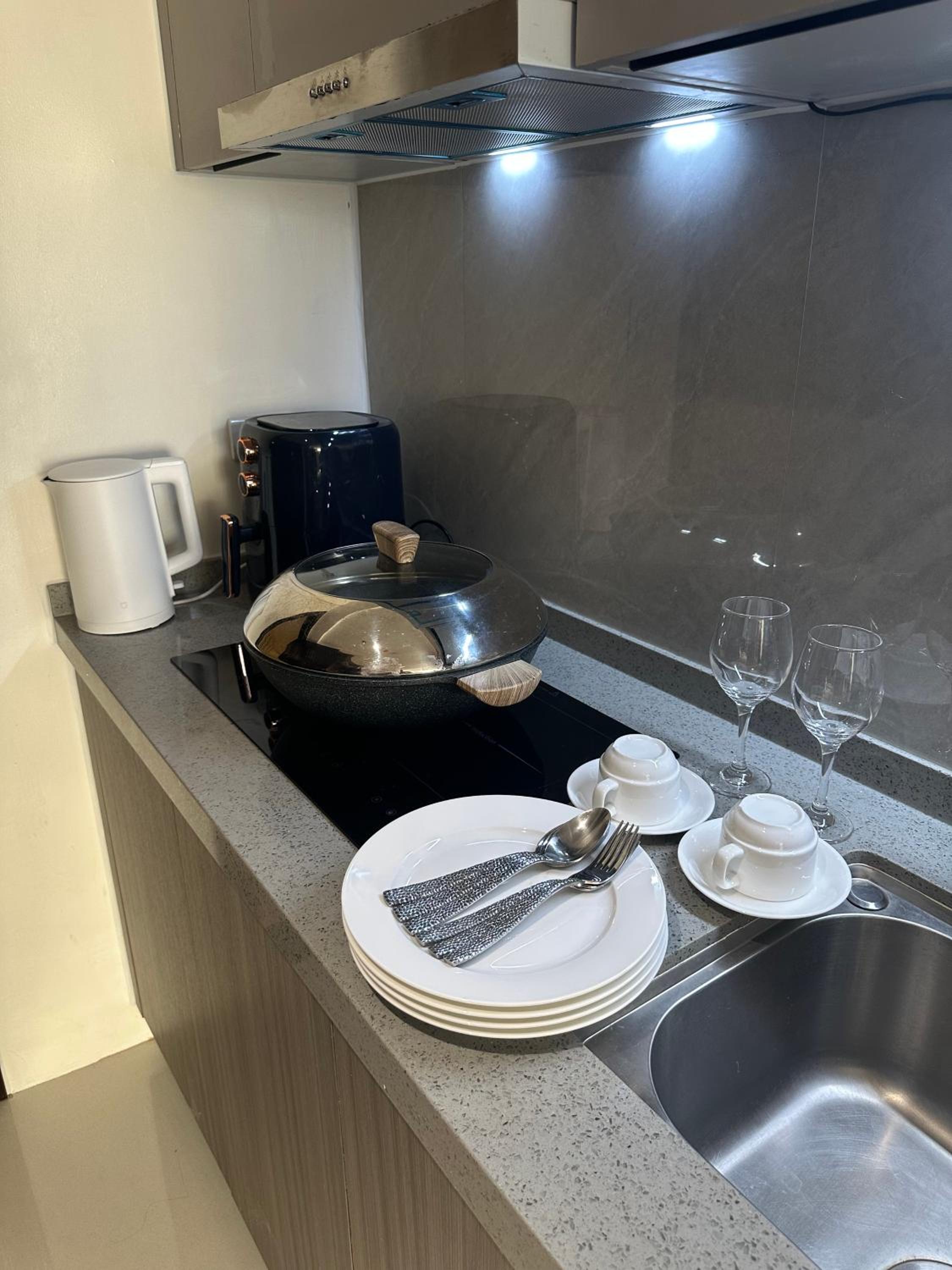 Spacious Apartment Hotel near City of Dreams, Airport, MOA, Okada, Ayala Malls, and Solaire Casino with free 5 pool access