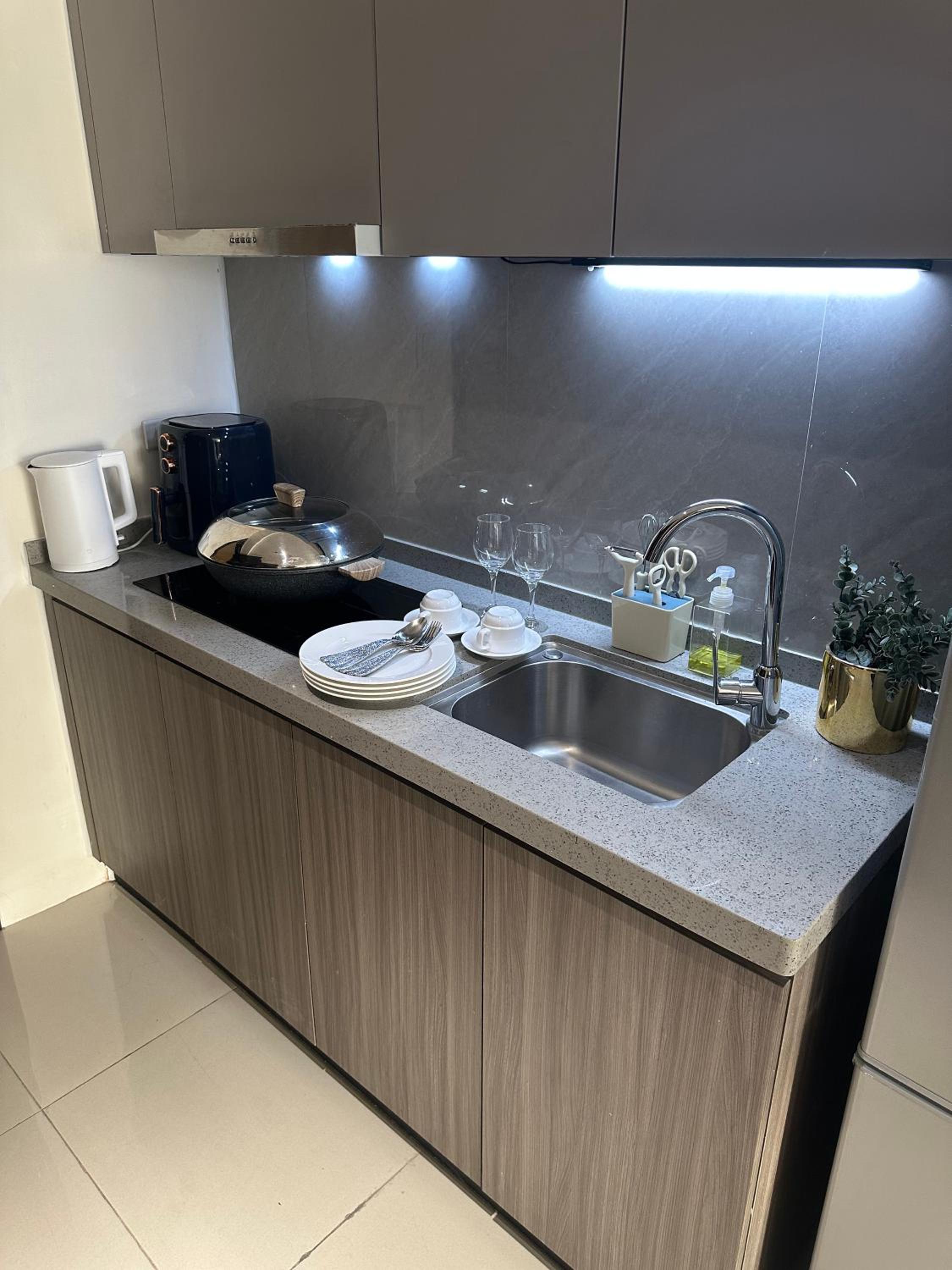 Spacious Apartment Hotel near City of Dreams, Airport, MOA, Okada, Ayala Malls, and Solaire Casino with free 5 pool access