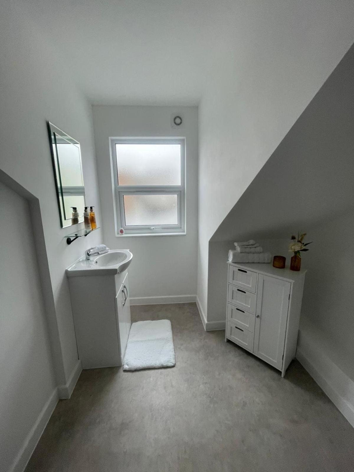 4 Rental Apartments -Local -Contractors- London