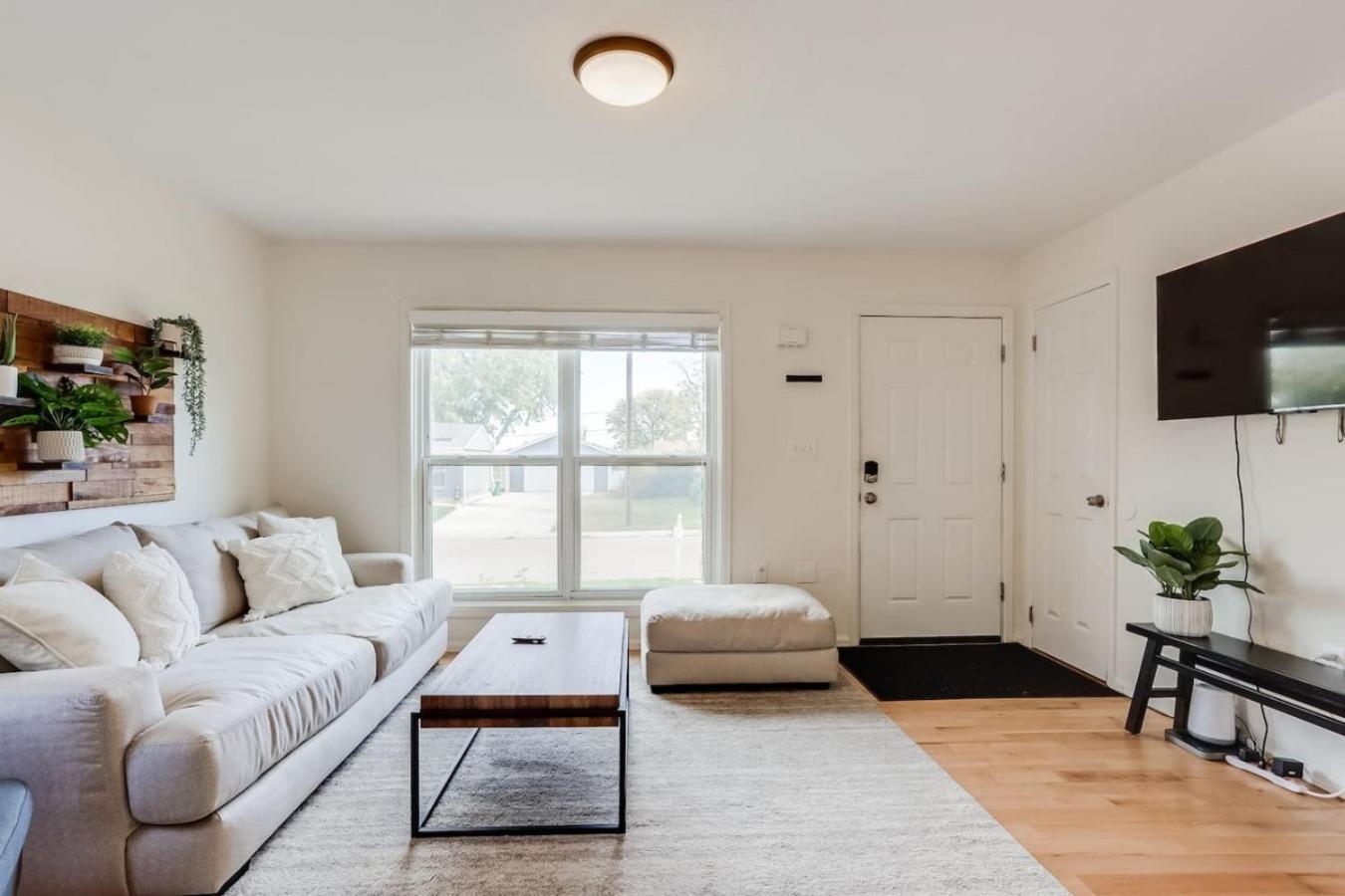 Spacious and Stylish Home With Fast Wifi and Near to Downtown