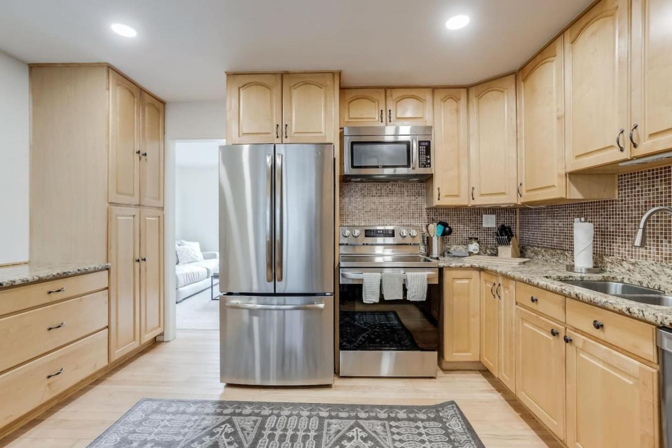 Spacious and Stylish Home With Fast Wifi and Near to Downtown