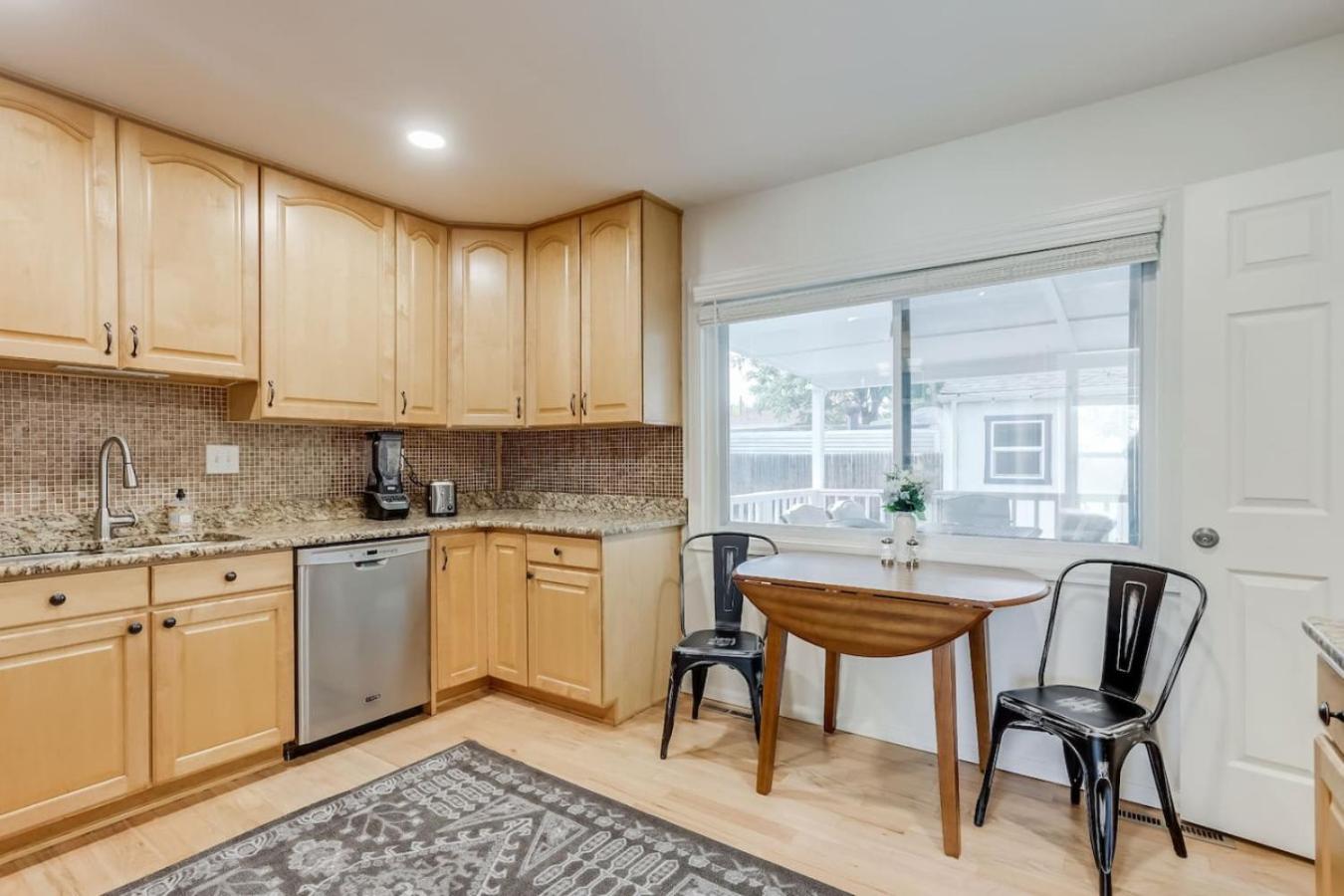 Spacious and Stylish Home With Fast Wifi and Near to Downtown