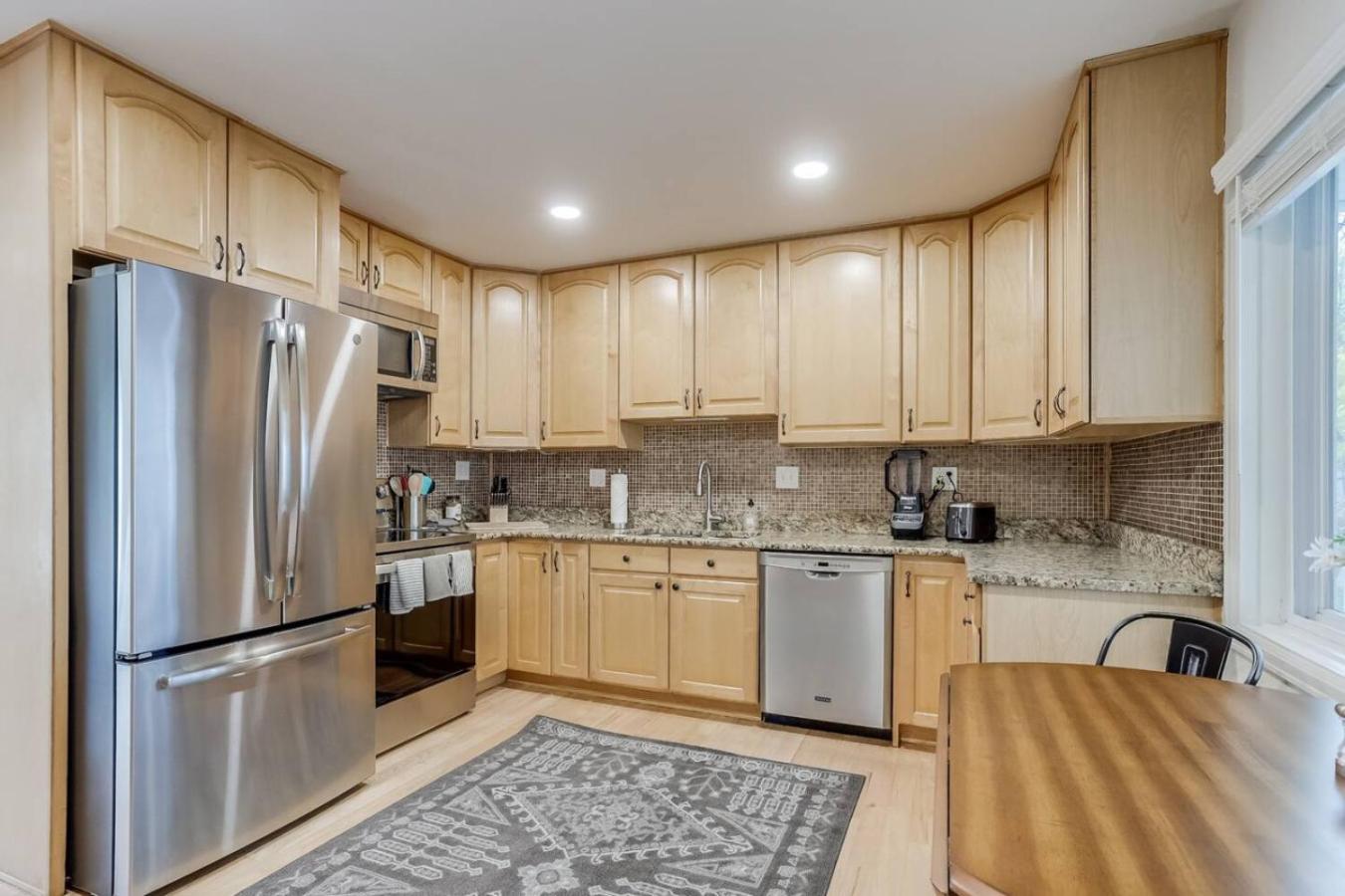 Spacious and Stylish Home With Fast Wifi and Near to Downtown