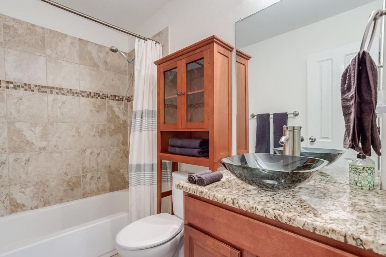 Spacious and Stylish Home With Fast Wifi and Near to Downtown