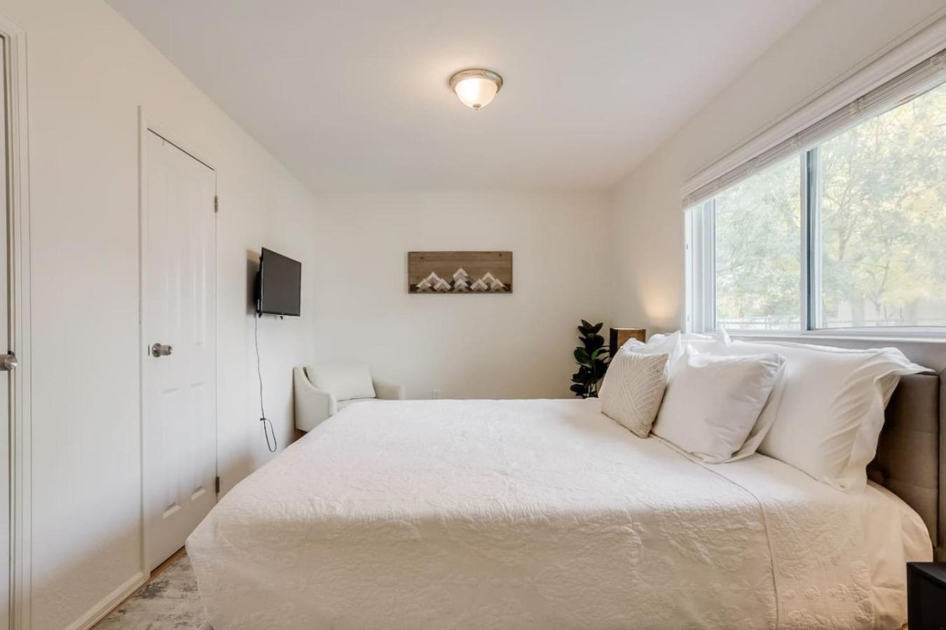 Spacious and Stylish Home With Fast Wifi and Near to Downtown