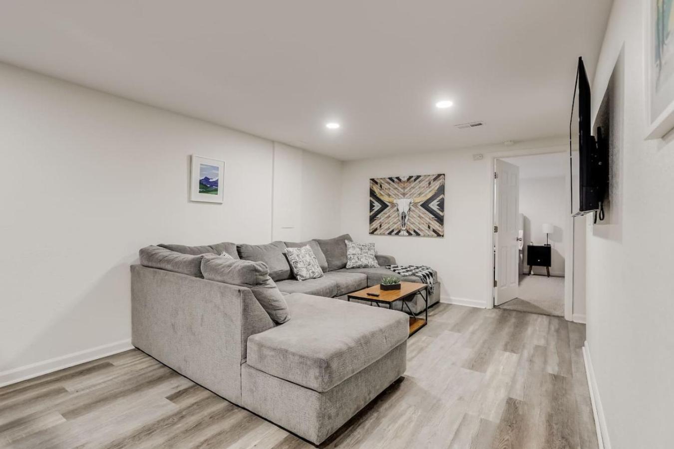 Spacious and Stylish Home With Fast Wifi and Near to Downtown