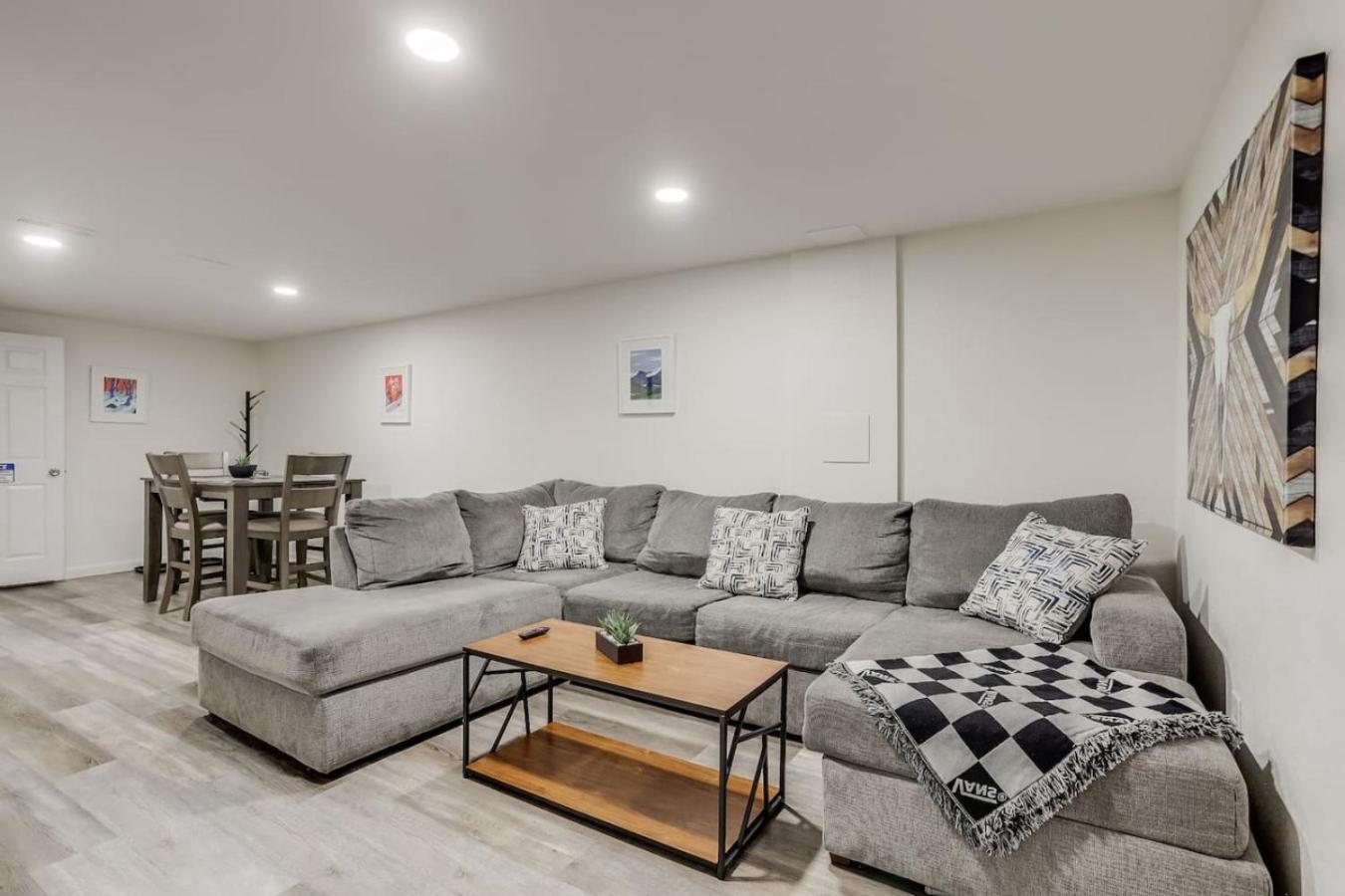 Spacious and Stylish Home With Fast Wifi and Near to Downtown