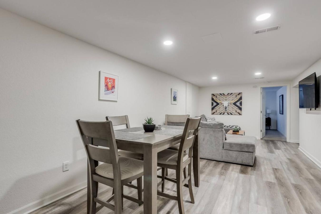 Spacious and Stylish Home With Fast Wifi and Near to Downtown