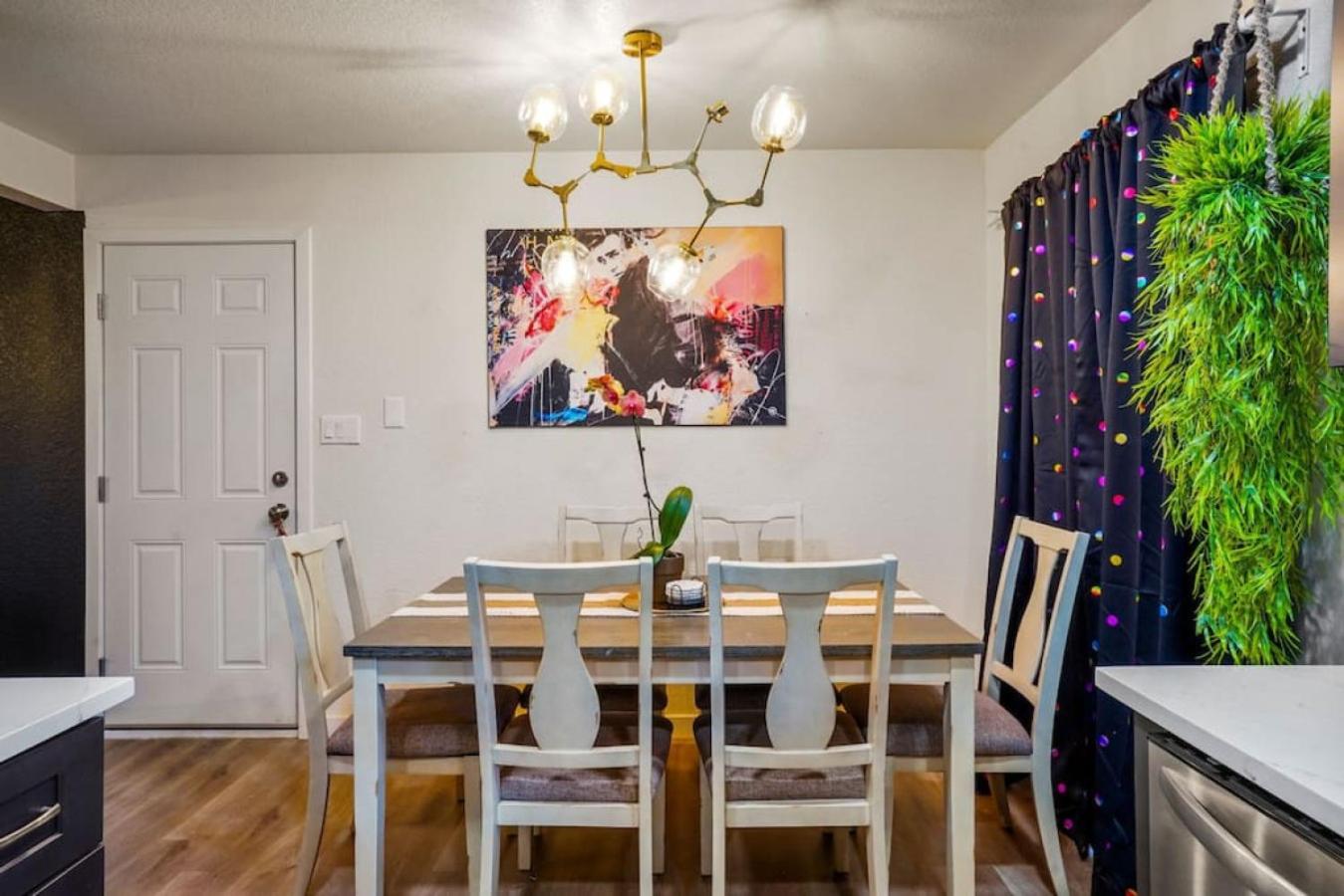 5 Bedroom Home 10 Min Drive To Downtown