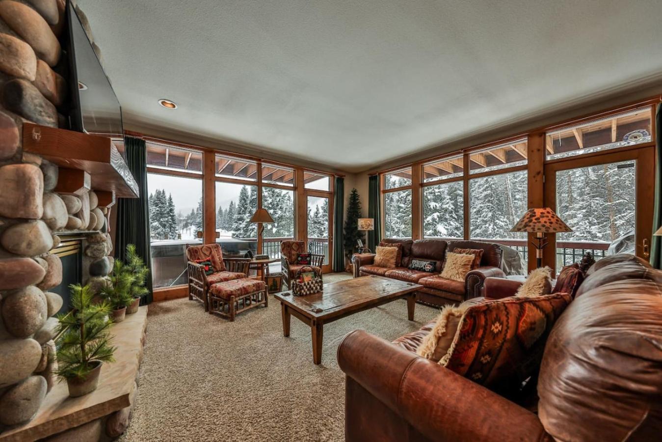 Rocky Mountain Retreat Steps to Slopes with Hot Tub and Spectacular Views