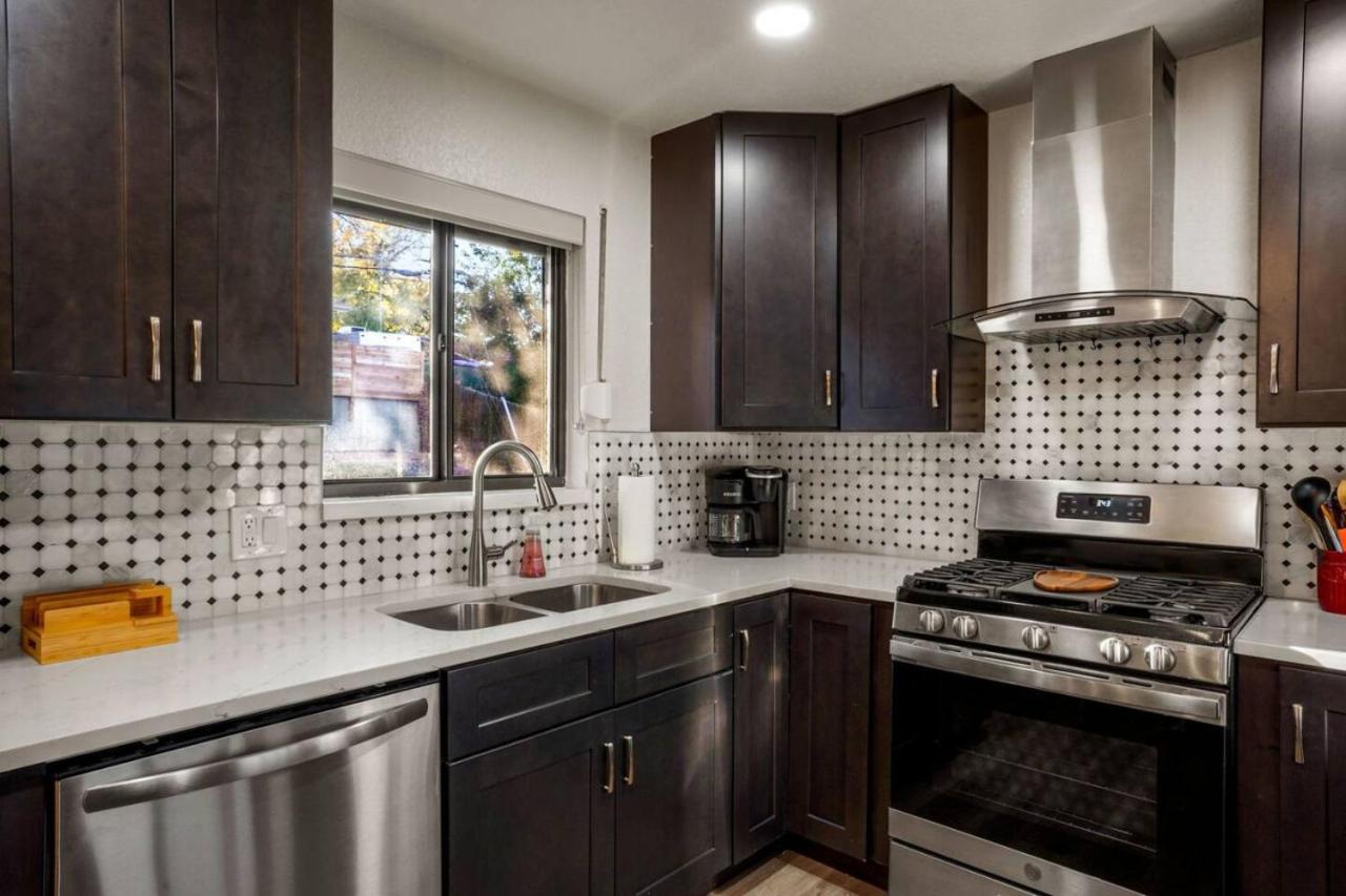 5 Bedroom Home 10 Min Drive To Downtown
