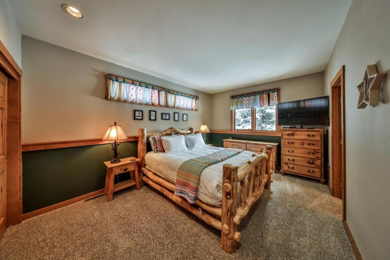 Rocky Mountain Retreat Steps to Slopes with Hot Tub and Spectacular Views
