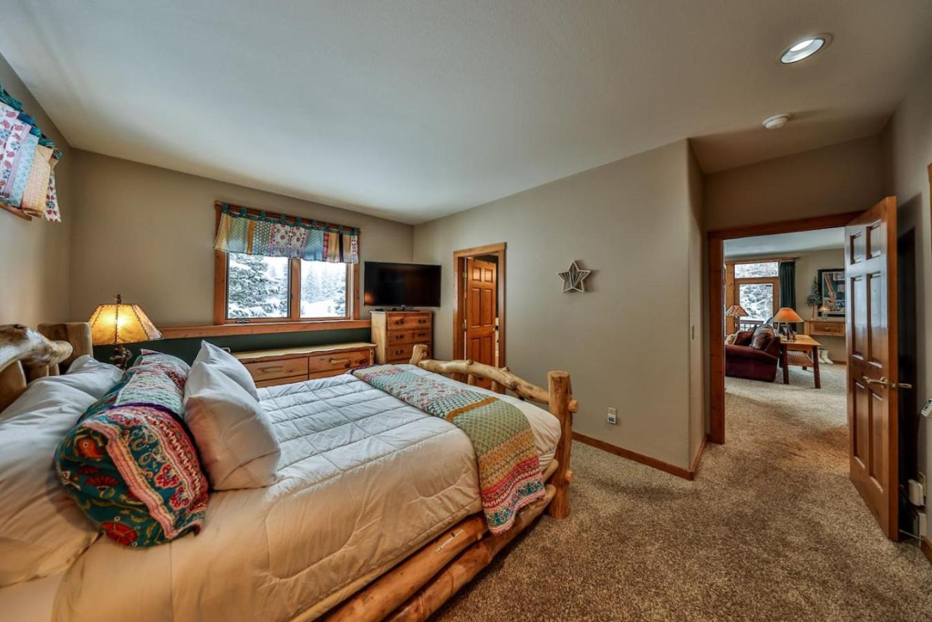 Rocky Mountain Retreat Steps to Slopes with Hot Tub and Spectacular Views