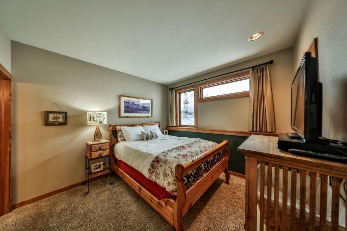 Rocky Mountain Retreat Steps to Slopes with Hot Tub and Spectacular Views