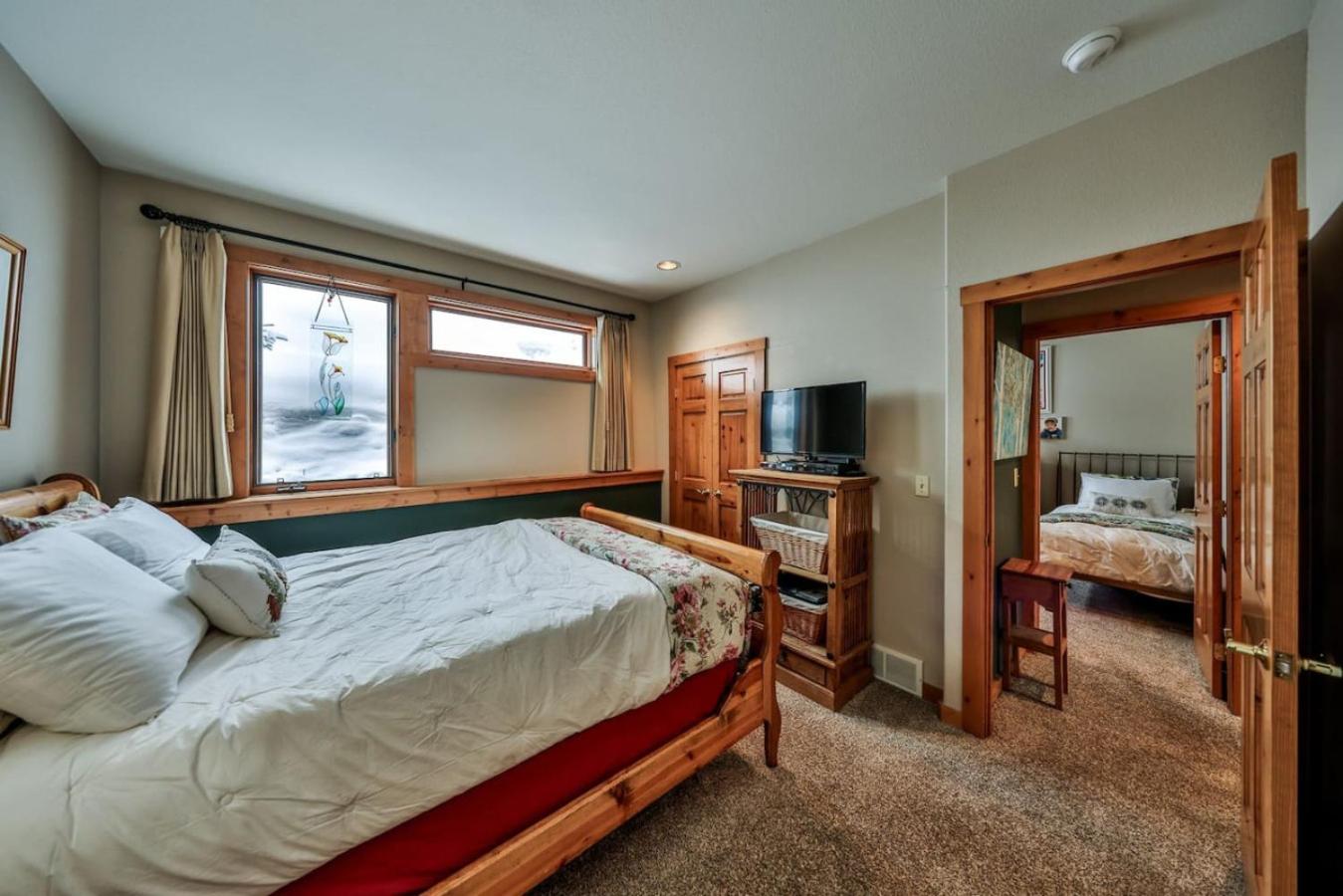Rocky Mountain Retreat Steps to Slopes with Hot Tub and Spectacular Views