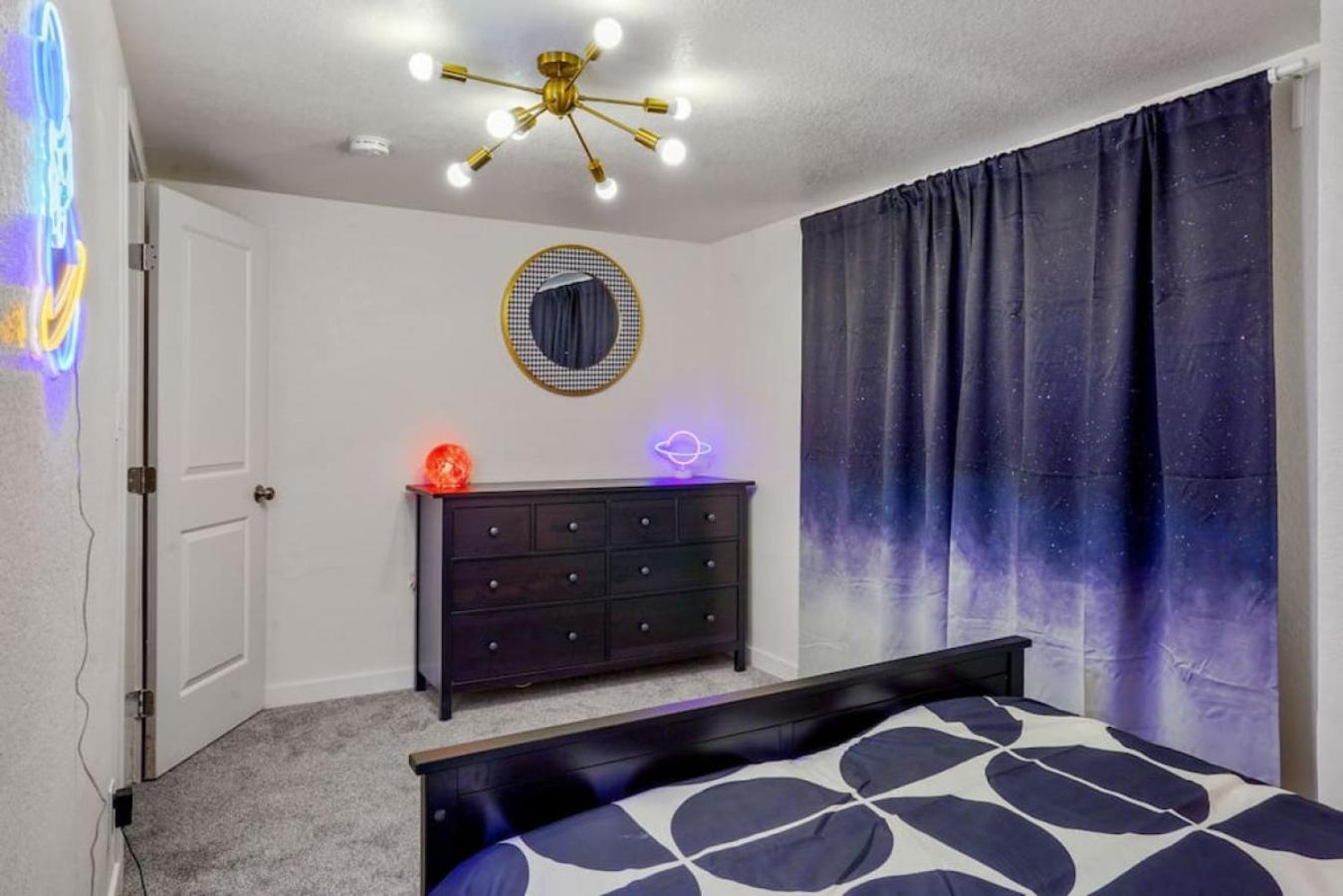 5 Bedroom Home 10 Min Drive To Downtown