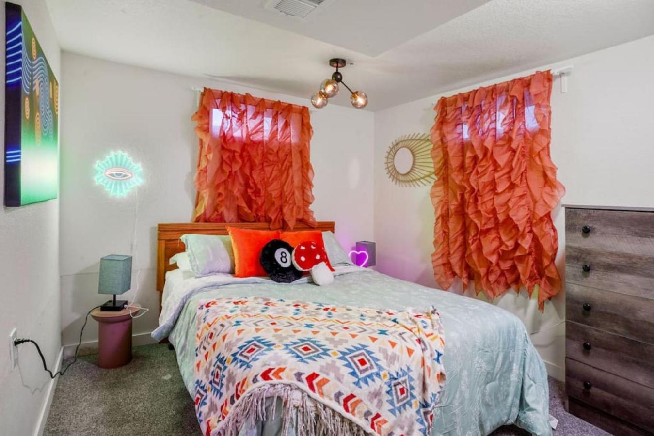 5 Bedroom Home 10 Min Drive To Downtown
