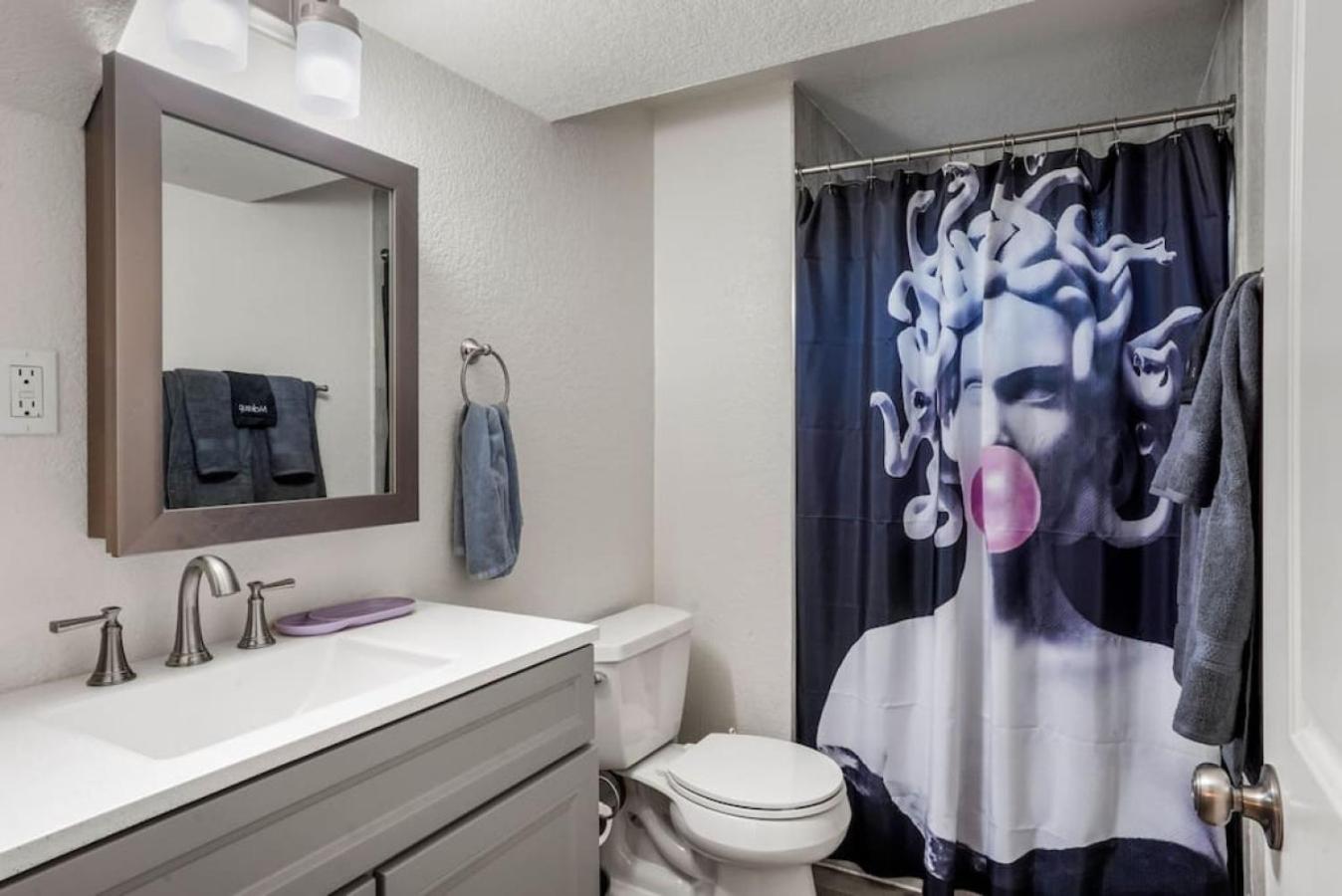 5 Bedroom Home 10 Min Drive To Downtown