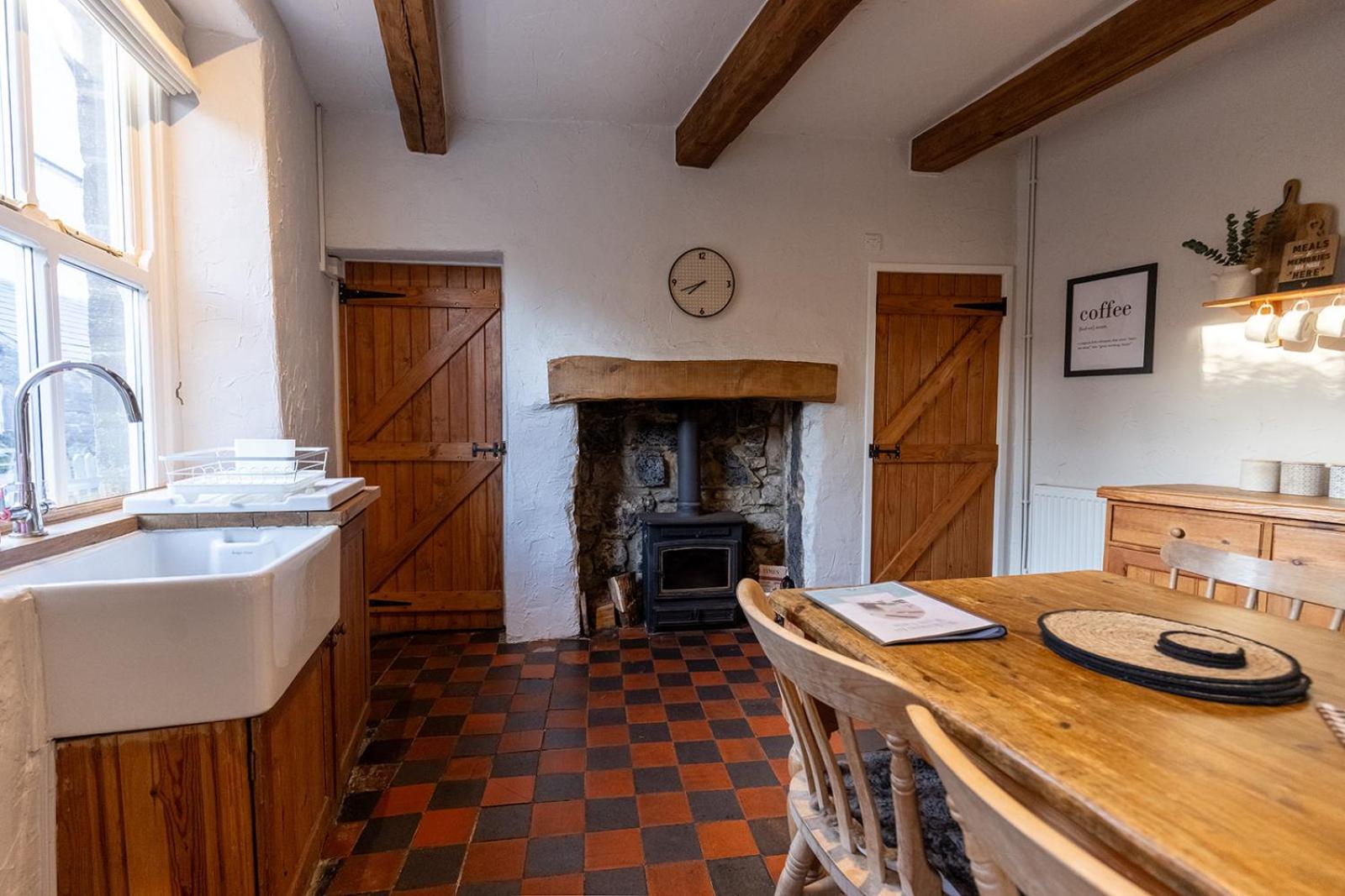 WEST VIEW COTTAGE - Charming Wensley Cottage in the Heart of Peaks
