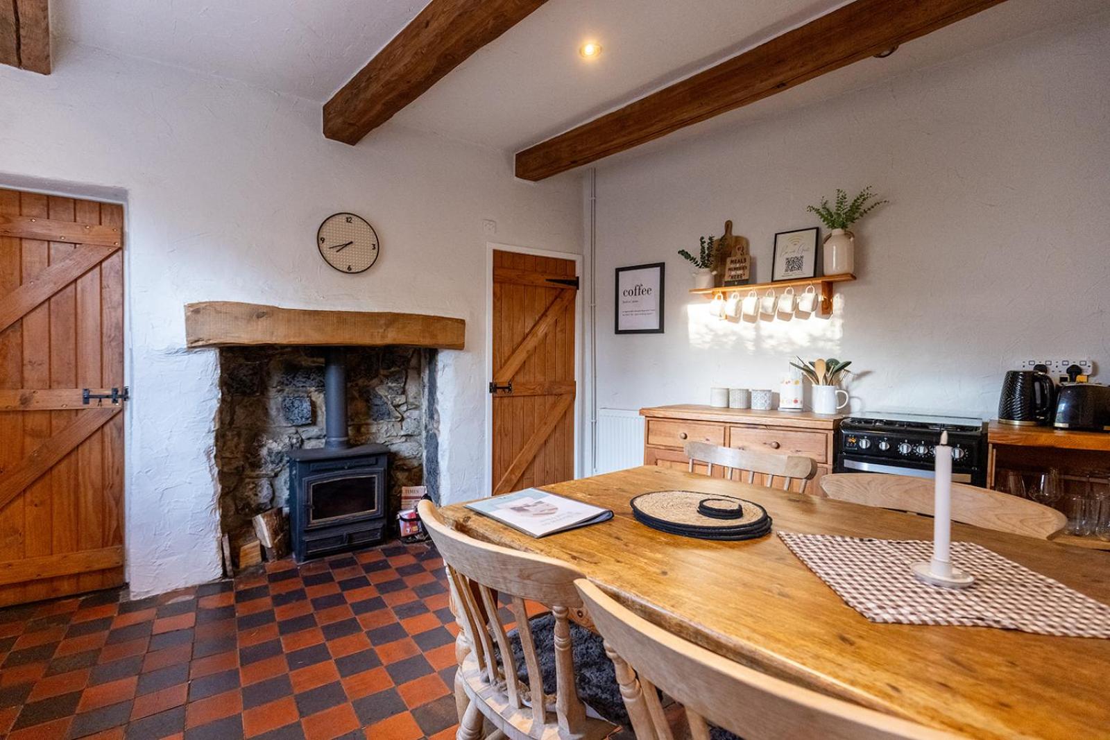 WEST VIEW COTTAGE - Charming Wensley Cottage in the Heart of Peaks
