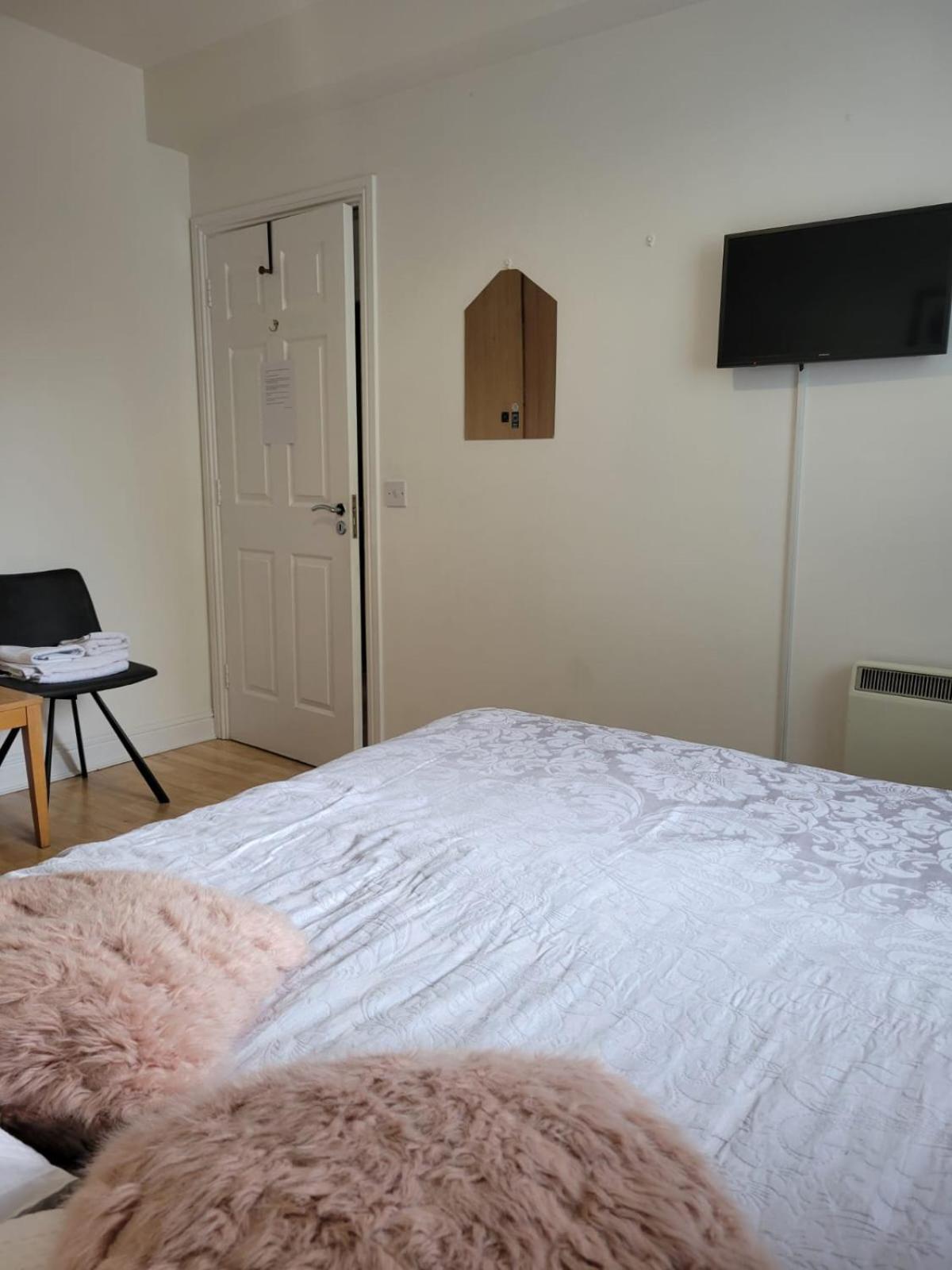 Central Stay with Free Parking Private Room in Shared Flat