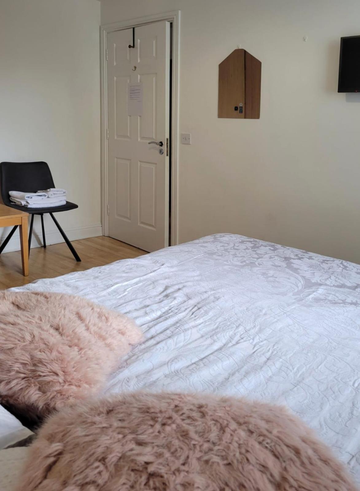 Central Stay with Free Parking Private Room in Shared Flat
